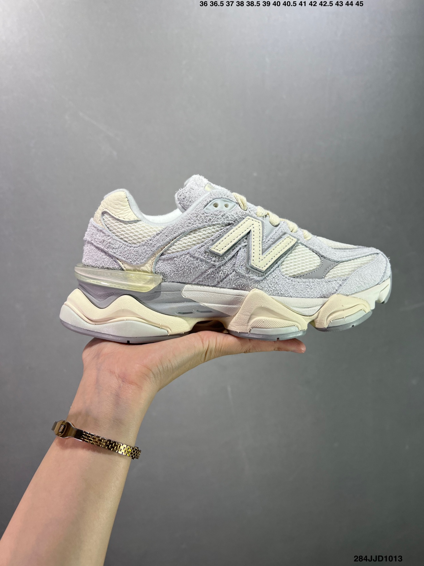 YL\nJoe Freshgoods x New Balance NB 联名款 \n复古休闲运动慢跑鞋\n鞋款灵感源自设计师本人对夏日的怀日回忆。鞋面大身由空间双格及磨砂鞋面拼接而生，配以柔和、夏日氛围拉满#采用大面积网眼以及麂皮材质覆盖鞋身，还原经典气质。搭载ABZORB避震科技，由泡沫聚酯制成，上脚可以有效减少由鞋底反弹对身体及双腿的冲击力\n货号 UBCG\nSize   .  .   .   .    如图\nID:JJ D