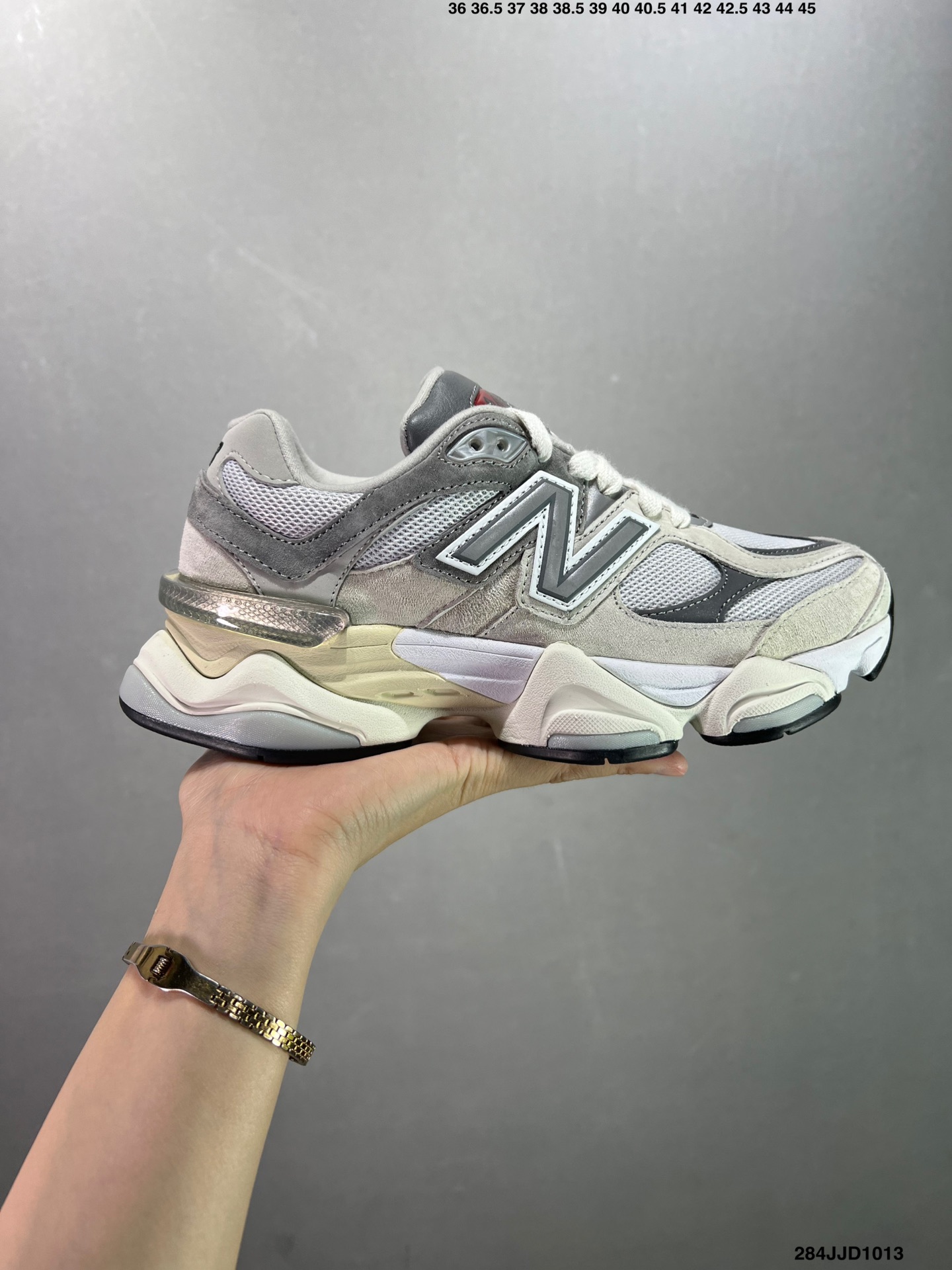 YL\nJoe Freshgoods x New Balance NB 联名款 \n复古休闲运动慢跑鞋\n鞋款灵感源自设计师本人对夏日的怀日回忆。鞋面大身由空间双格及磨砂鞋面拼接而生，配以柔和、夏日氛围拉满#采用大面积网眼以及麂皮材质覆盖鞋身，还原经典气质。搭载ABZORB避震科技，由泡沫聚酯制成，上脚可以有效减少由鞋底反弹对身体及双腿的冲击力\n货号 UBCG\nSize   .  .   .   .    如图\nID:JJ D