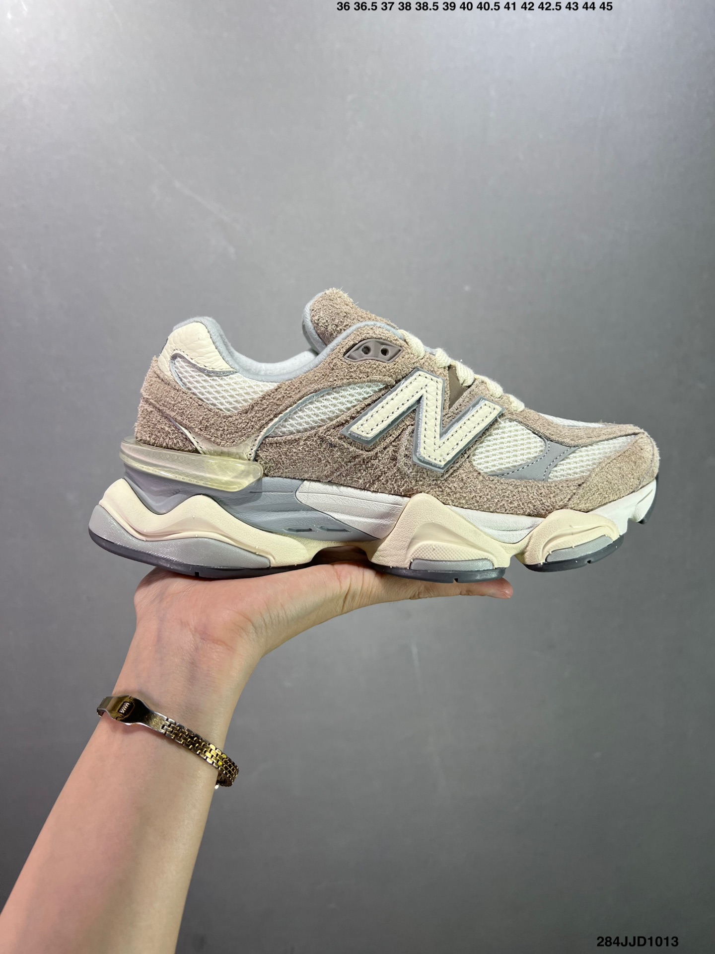 YL\nJoe Freshgoods x New Balance NB 联名款 \n复古休闲运动慢跑鞋\n鞋款灵感源自设计师本人对夏日的怀日回忆。鞋面大身由空间双格及磨砂鞋面拼接而生，配以柔和、夏日氛围拉满#采用大面积网眼以及麂皮材质覆盖鞋身，还原经典气质。搭载ABZORB避震科技，由泡沫聚酯制成，上脚可以有效减少由鞋底反弹对身体及双腿的冲击力\n货号 UBCG\nSize   .  .   .   .    如图\nID:JJ D