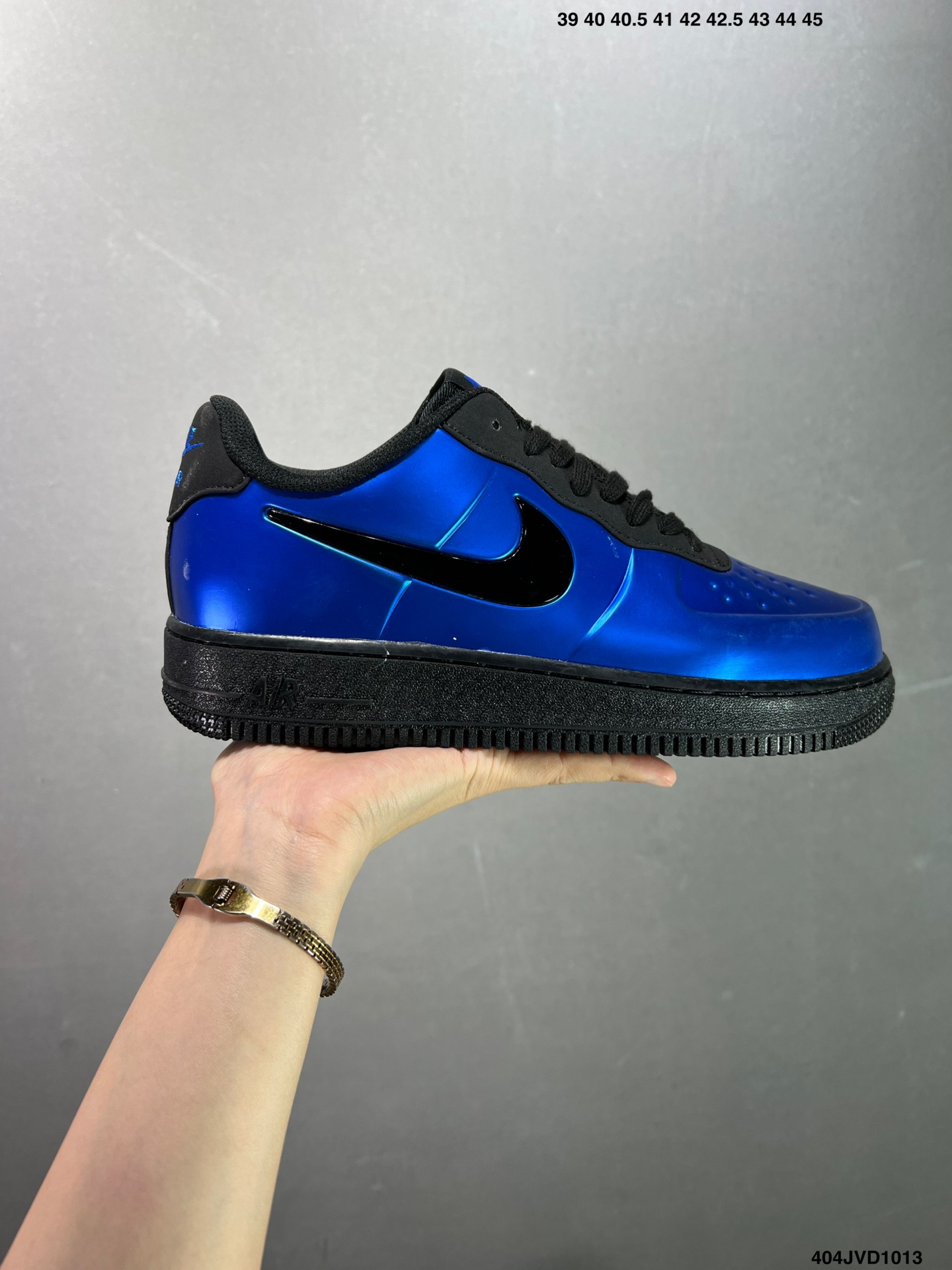 ZZ\n公司级Nike Air Force 全新配色\n#原楦头原纸板  打造纯正空军版型\n#专注外贸渠道  全掌内置蜂窝气垫 \n#原盒配件 原厂中底钢印、拉帮完美  \n货号：AJ-YD\n尺码：  .   .   .  ID：JVD