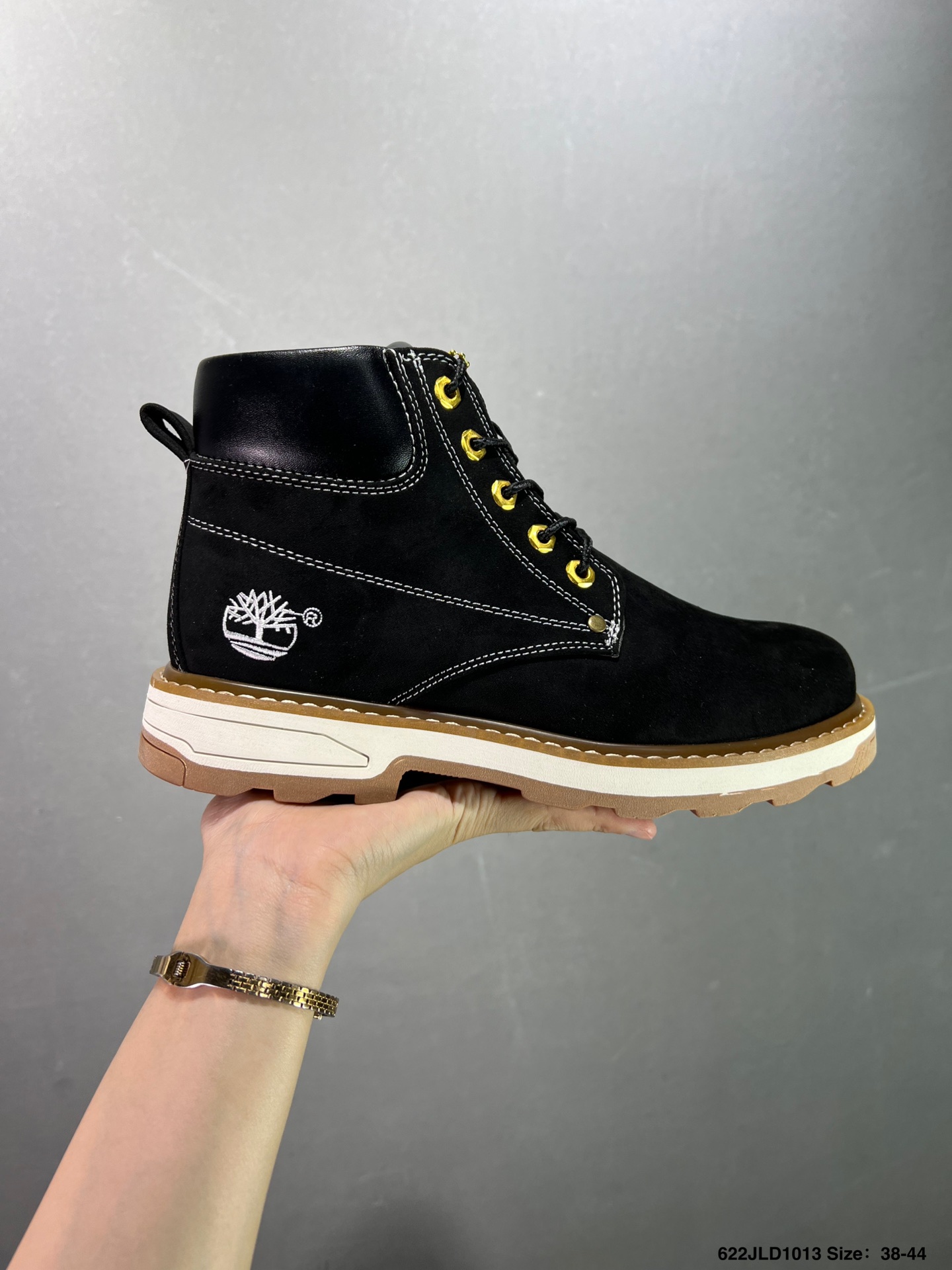 ZE\n公司级Timberland 添柏岚/天伯伦经典户外休闲大黄靴系列 广东大厂品质 顶级磨砂细纹牛皮 搭配防臭防腐真皮乳胶鞋垫 鞋身轻便 舒适性相当不错 冬季保温久穿耐磨 尺码：       注意：比运动鞋偏大一码\n编码：JLD