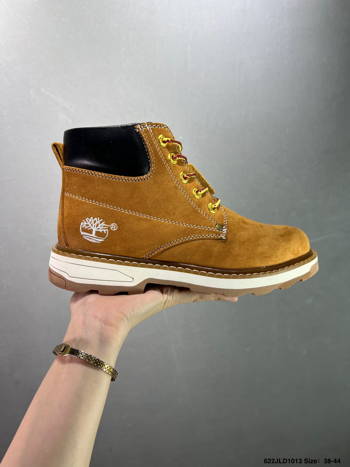 ZE\n公司级Timberland 添柏岚/天伯伦经典户外休闲大黄靴系列 广东大厂品质 顶级磨砂细纹牛皮 搭配防臭防腐真皮乳胶鞋垫 鞋身轻便 舒适性相当不错 冬季保温久穿耐磨 尺码：       注意：比运动鞋偏大一码\n编码：JLD