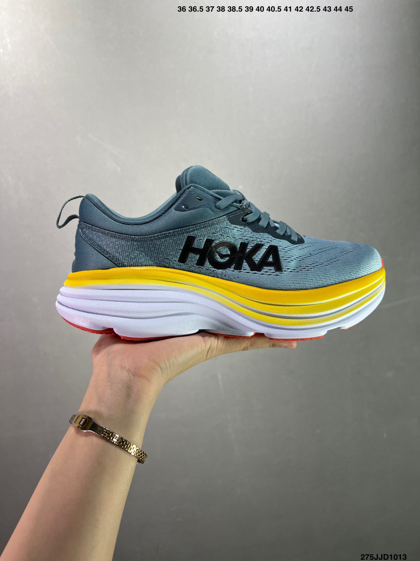 YL\n公司级小红书推荐HOKA W BONDI 全新配色 这个品牌来自于新西兰的毛利语，HOKA表示大地，ONE ONE表示飞越，连起来就是飞越地平线，ONE ONE不是读作“万万”，正确读法是“欧尼欧尼”。 HOKA在超厚中底方面的积累，让它跑在了其他厂商的前面，推出的跑鞋以缓震和轻量的优势，得到,众多跑者的青睐 \n尺码: . .  .   .   .   \nID:JJD