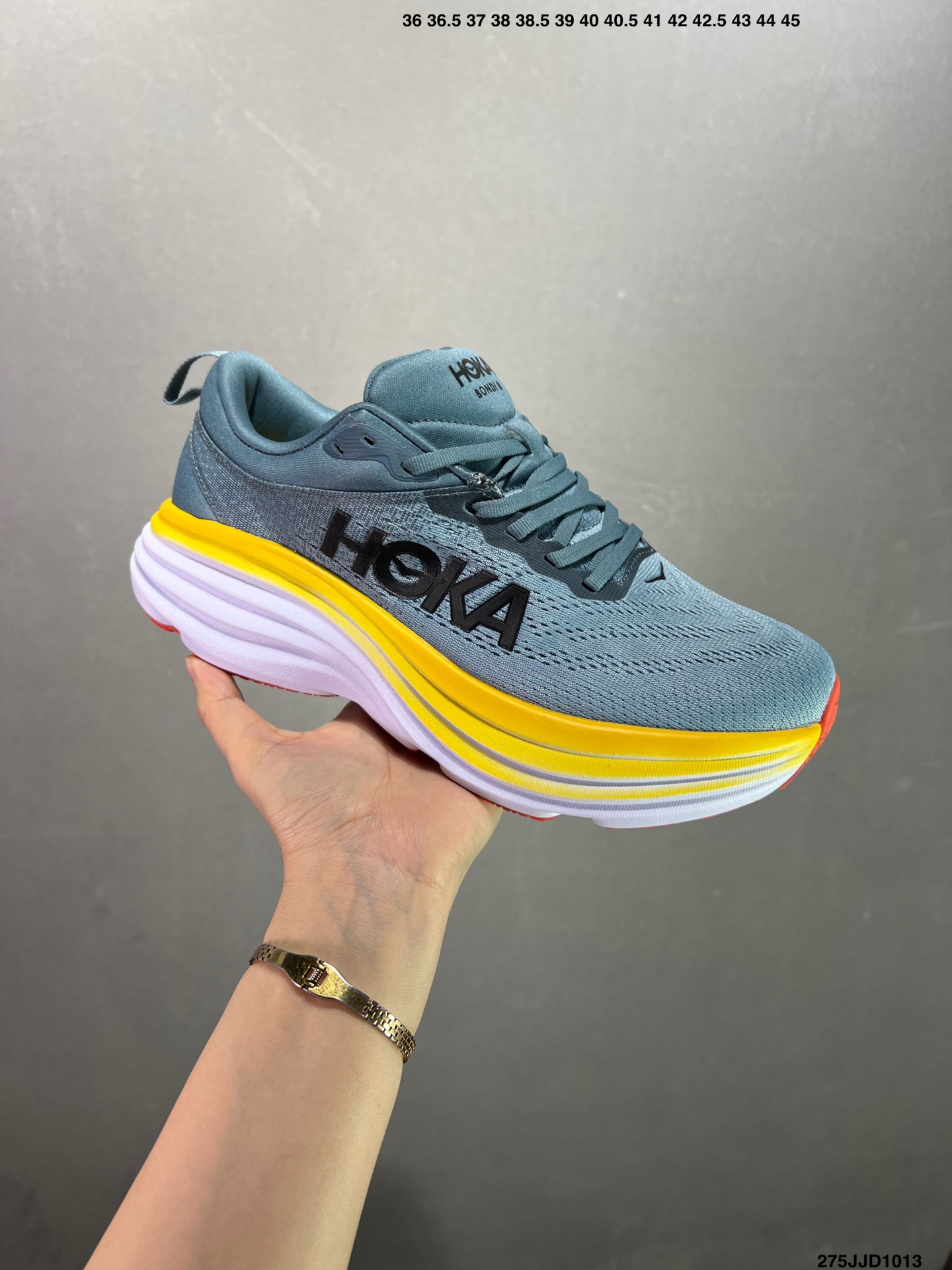 YL\n公司级小红书推荐HOKA W BONDI 全新配色 这个品牌来自于新西兰的毛利语，HOKA表示大地，ONE ONE表示飞越，连起来就是飞越地平线，ONE ONE不是读作“万万”，正确读法是“欧尼欧尼”。 HOKA在超厚中底方面的积累，让它跑在了其他厂商的前面，推出的跑鞋以缓震和轻量的优势，得到,众多跑者的青睐 \n尺码: . .  .   .   .   \nID:JJD