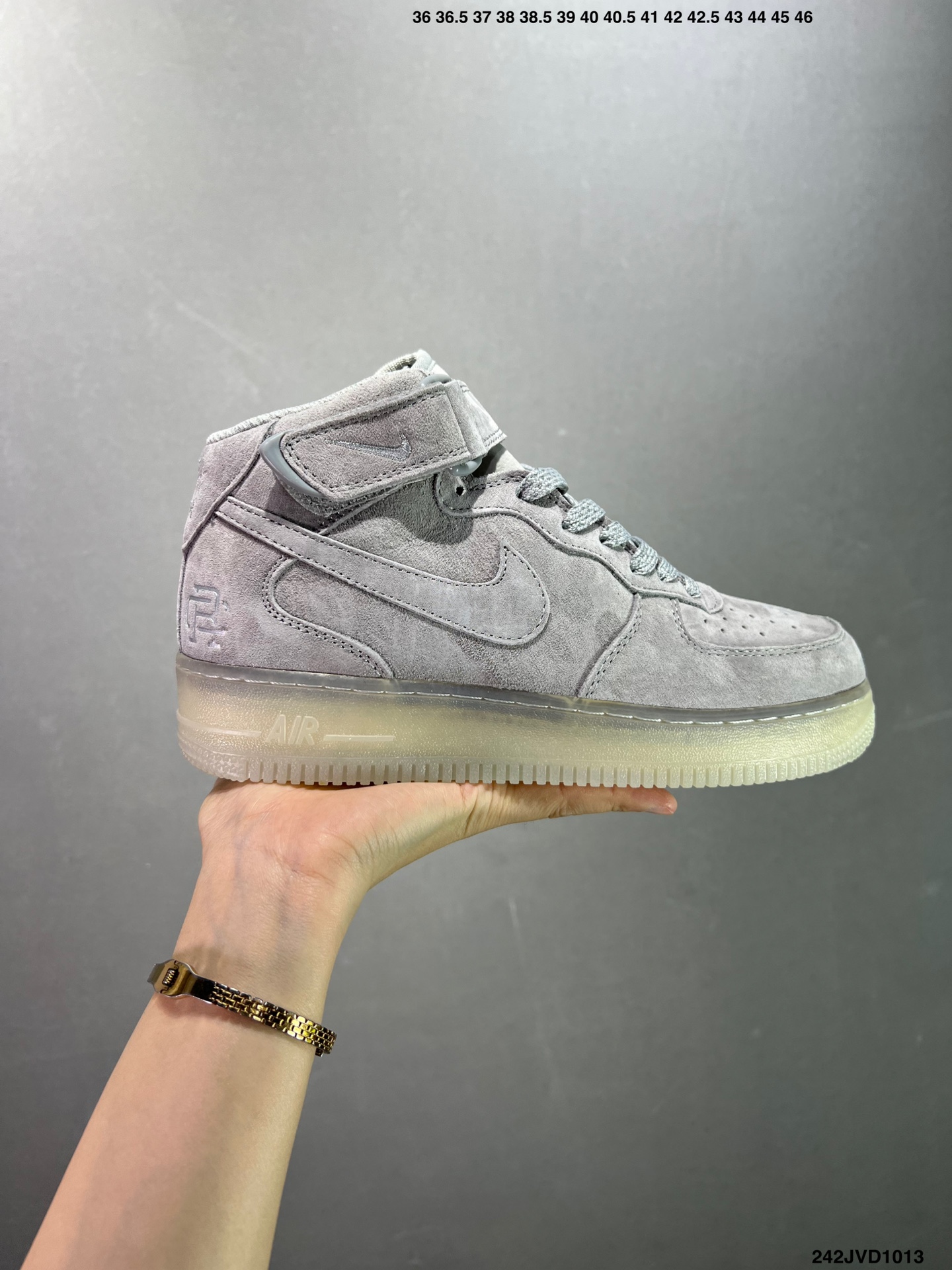 ZZ\n公司级 Nike Air Force  Low’0  空军一号低帮休闲板鞋 定制皮料 原楦原纸板 纯正空军版型 内置全掌气垫 \n货号：男 CW-  女 DD-\nSize： . .  .   .   .   .  ID：JVD