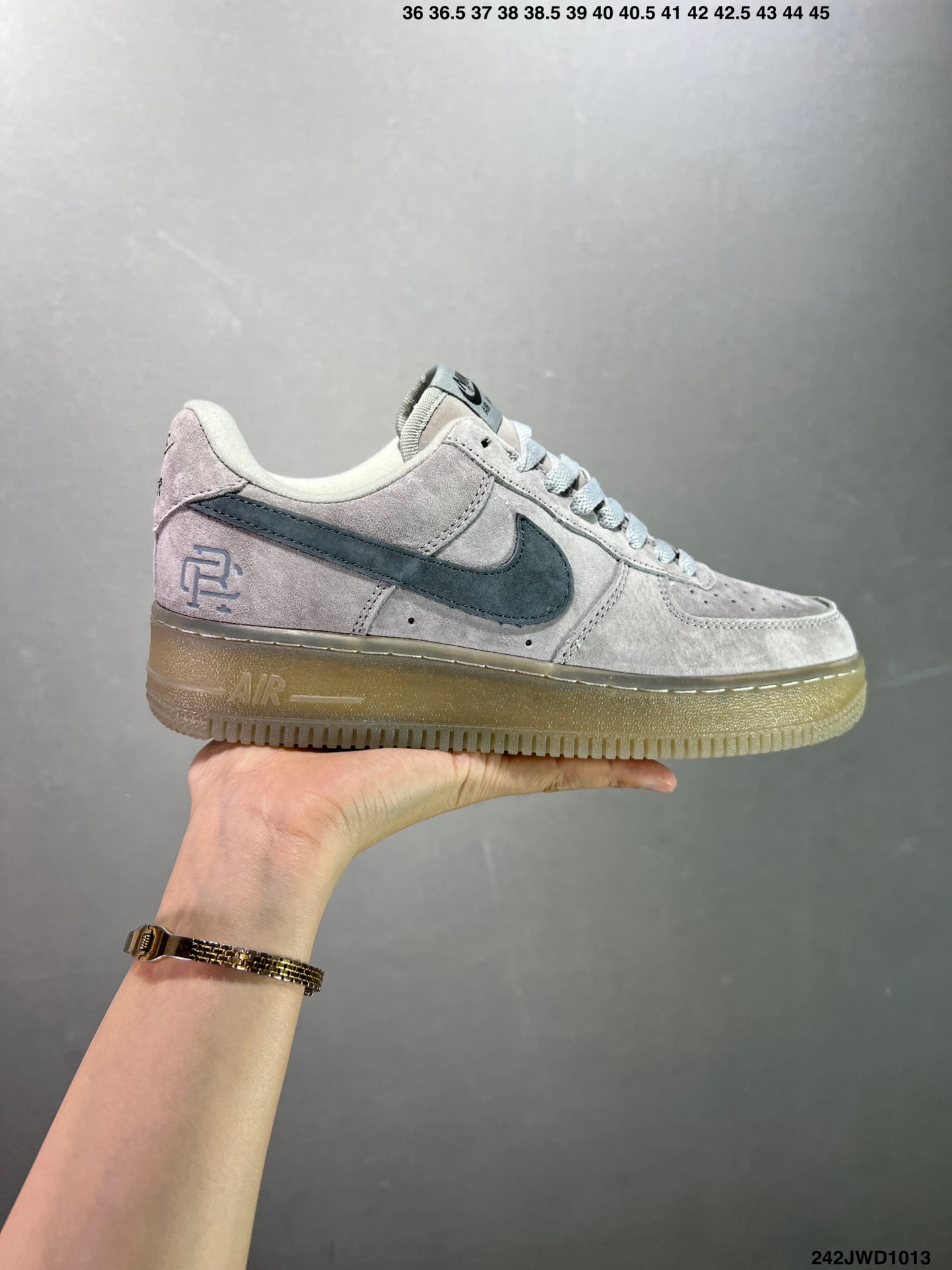 ZY\n公司级耐克Nike Air Force  Low  空军一号低帮百搭休闲运动板鞋。柔软、弹性十足的缓震性能和出色的中底设计，横跨复古与现代的外型结合，造就出风靡全球三十多年的Force 。\n货号：AA-\n尺码: . .  .   .   .   \nID：JWD