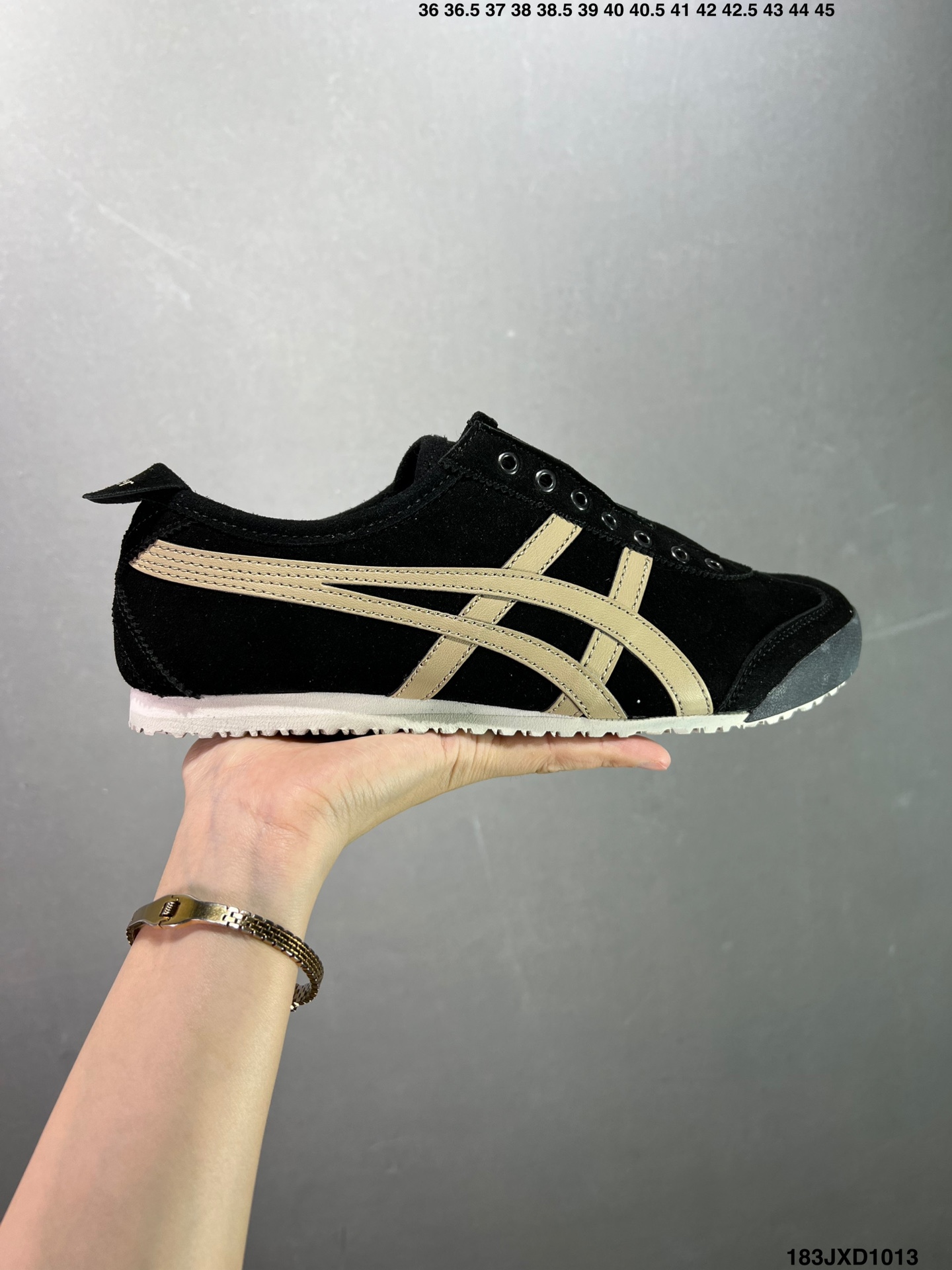  YJ\n公司级Asics/亚瑟士 男女鞋真标半码制 日产经典老牌-鬼塚虎/Onitsuka Tiger Mexico 经典墨西哥系列复古经典百搭板鞋休闲运动鞋慢跑鞋\n采用柔软牛皮鞋面，超国标含胶率耐磨耐弯折RB大底。产品从款式颜色造型上体现出追求舒适和细节的完美。鞋类更是推崇手工制作的严谨，融舒适性与可穿性的设计风格。\n注重细节的完美和别致魅力，既保持稳重，又不失轻松的时尚感\n\n尺码：-含半码\n货号：JXD