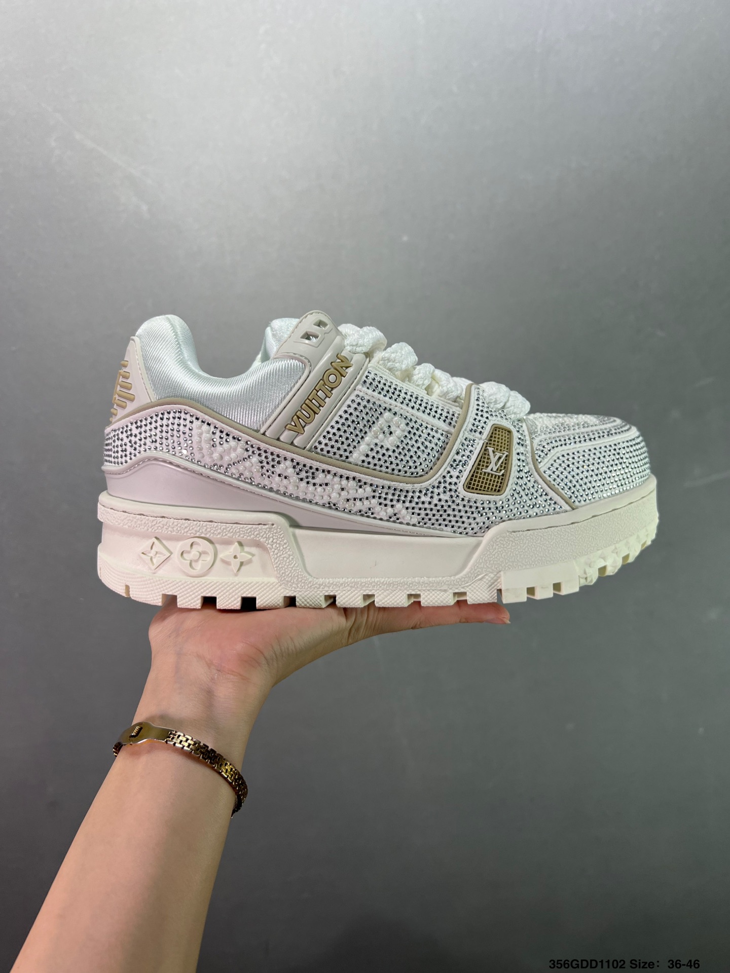 💰200
公司级✅路易威登/Louis Vuitton LV路易威登板鞋
新款 LV Trainer最新配色运动鞋 L家 篮球鞋风格运动鞋 该鞋由艺术总监 VIRGIL ABLOH设计 垫脚聚米微料加透气英伦网布 细节原版一致 Size:36-46 ID:356GDD1102