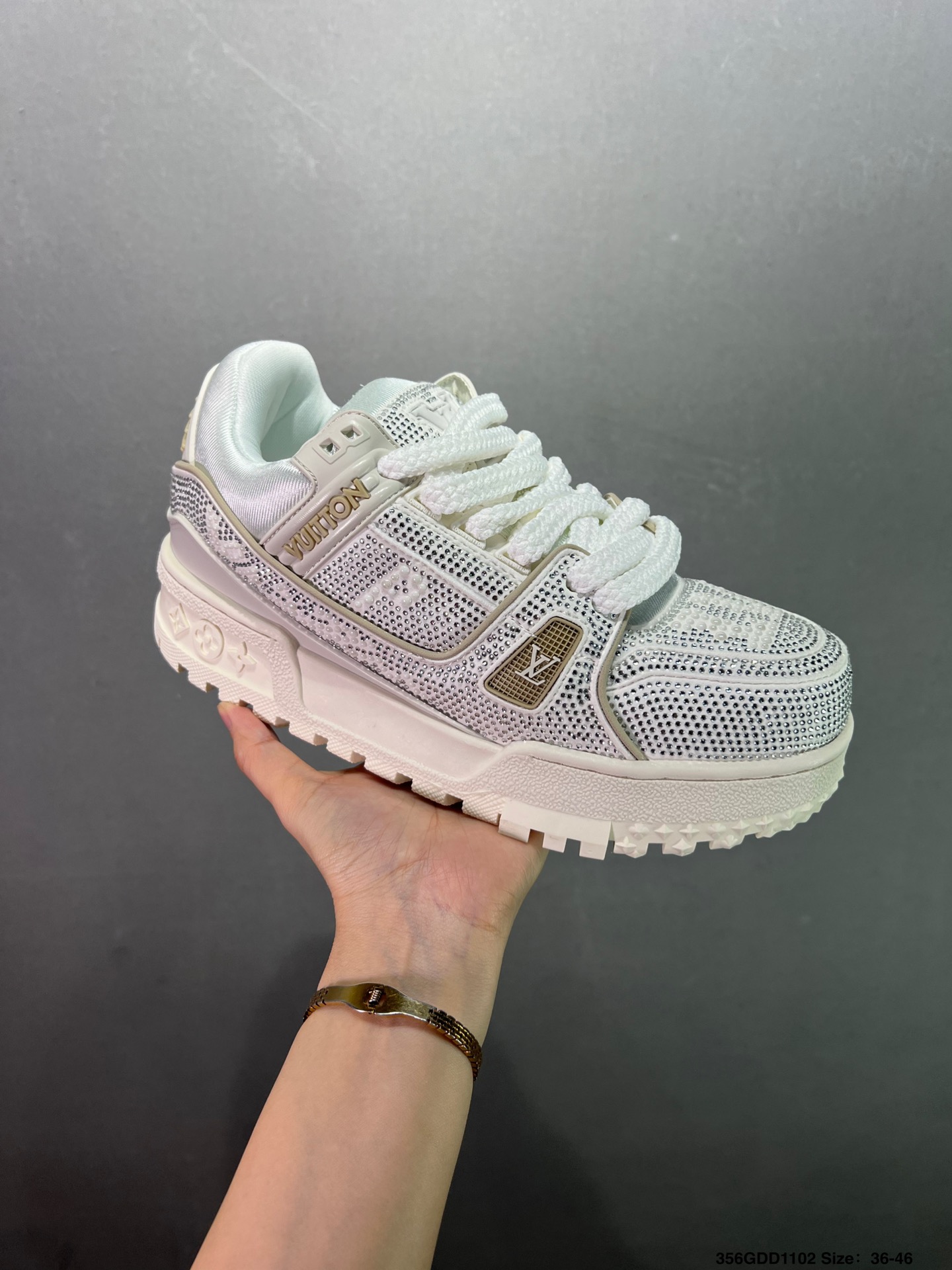 🈴️💰200
公司级✅路易威登/Louis Vuitton LV路易威登板鞋
新款 LV Trainer最新配色运动鞋 L家 篮球鞋风格运动鞋 该鞋由艺术总监 VIRGIL ABLOH设计 垫脚聚米微料加透气英伦网布 细节原版一致 Size:36-46 ID:356GDD1102