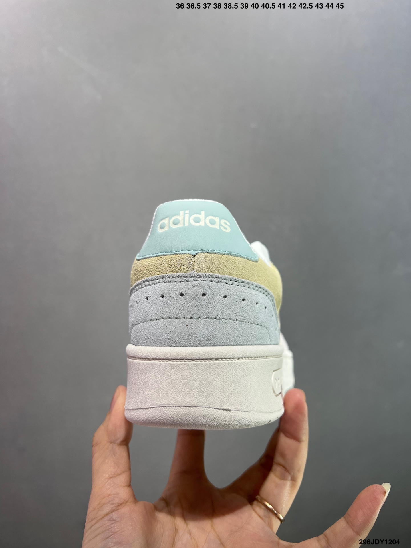 爆款补齐💰105
✅adidas neo D-PAD Classic 百搭单品
adidas NEO 是adidas 面向年轻人市场的一个品牌,通过其青春、自由和时尚的特点,与年轻人建立连接,并鼓励他们勇敢地追求自己的热情和个性。它不仅提供时尚的产品,还传递积极的生活态度,激励年轻人在他们的旅程中发现更多可能性
货号:JI2551
尺码:36 36.5 37 38 39 40 40.5 41 42 42.5 43 44 45