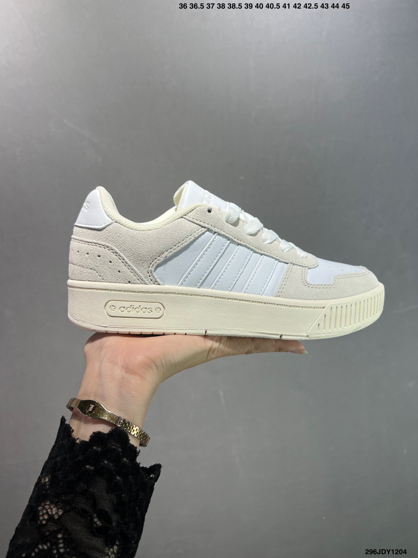 爆款补齐💰105
✅adidas neo D-PAD Classic 百搭单品
adidas NEO 是adidas 面向年轻人市场的一个品牌，通过其青春、自由和时尚的特点，与年轻人建立连接，并鼓励他们勇敢地追求自己的热情和个性。它不仅提供时尚的产品，还传递积极的生活态度，激励年轻人在他们的旅程中发现更多可能性
货号：JI2551
尺码：36 36.5 37 38 39 40 40.5 41 42 42.5 43 44 45