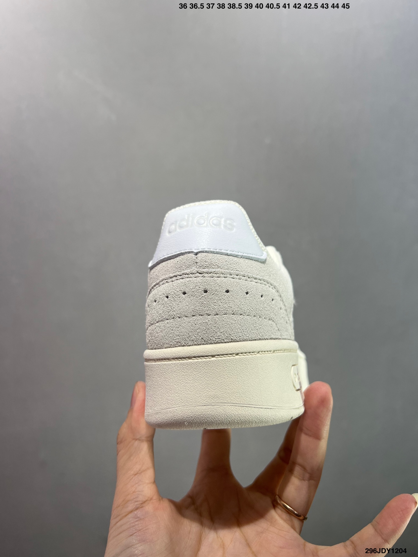 爆款补齐💰105
✅adidas neo D-PAD Classic 百搭单品
adidas NEO 是adidas 面向年轻人市场的一个品牌,通过其青春、自由和时尚的特点,与年轻人建立连接,并鼓励他们勇敢地追求自己的热情和个性。它不仅提供时尚的产品,还传递积极的生活态度,激励年轻人在他们的旅程中发现更多可能性
货号:JI2551
尺码:36 36.5 37 38 39 40 40.5 41 42 42.5 43 44 45