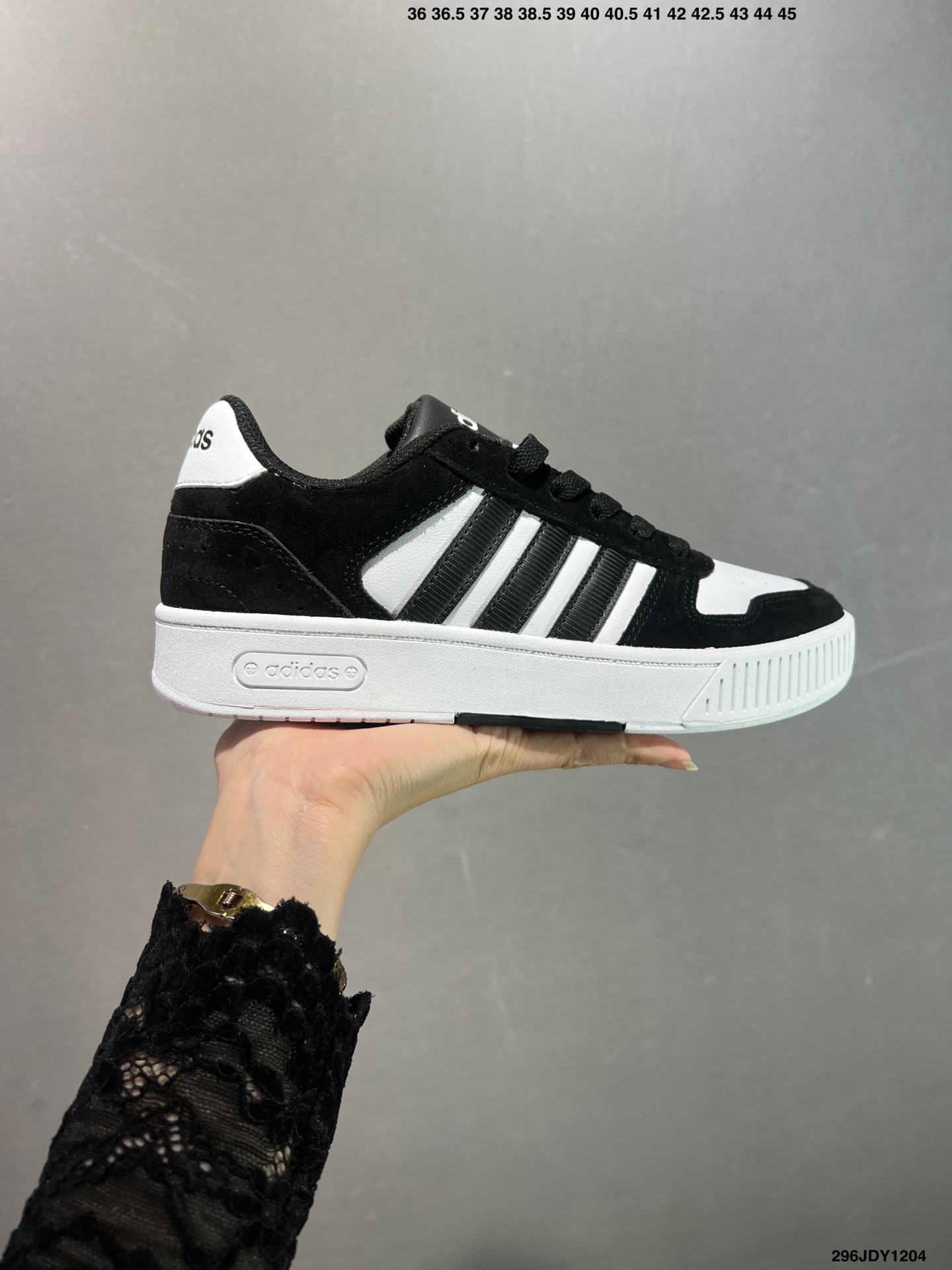 爆款补齐 ✅adidas neo D-PAD Classic 百搭单品
adidas NEO 是adidas 面向年轻人市场的一个品牌，通过其青春、自由和时尚的特点，与年轻人建立连接，并鼓励他们勇敢地追求自己的热情和个性。它不仅提供时尚的产品，还传递积极的生活态度，激励年轻人在他们的旅程中发现更多可能性
货号：JI25