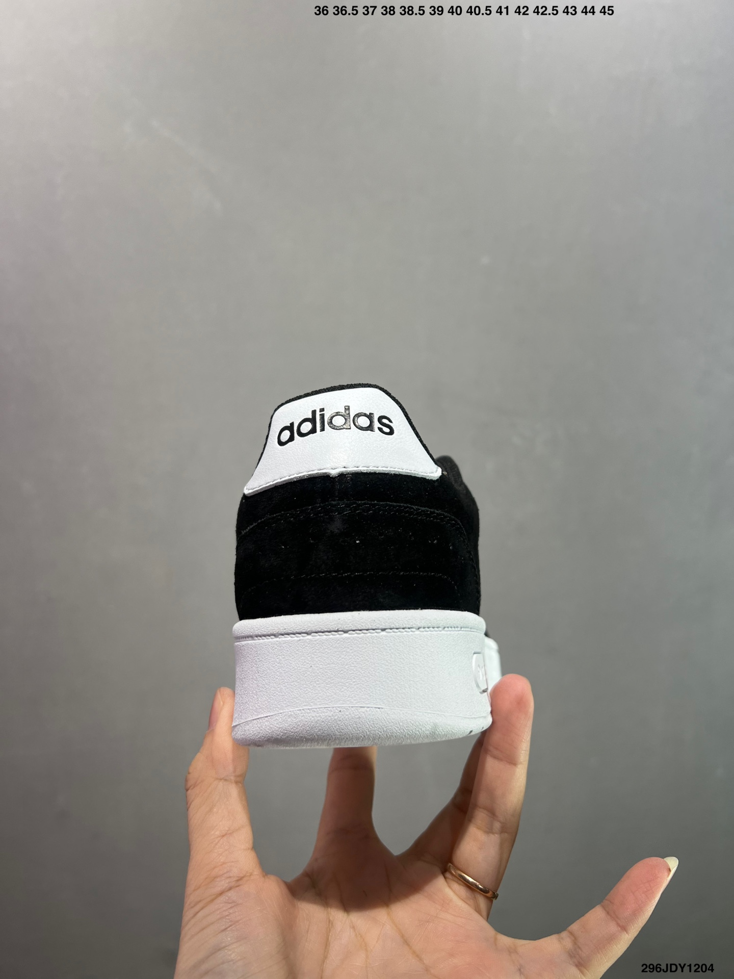 爆款补齐💰105
✅adidas neo D-PAD Classic 百搭单品
adidas NEO 是adidas 面向年轻人市场的一个品牌,通过其青春、自由和时尚的特点,与年轻人建立连接,并鼓励他们勇敢地追求自己的热情和个性。它不仅提供时尚的产品,还传递积极的生活态度,激励年轻人在他们的旅程中发现更多可能性
货号:JI2551
尺码:36 36.5 37 38 39 40 40.5 41 42 42.5 43 44 45