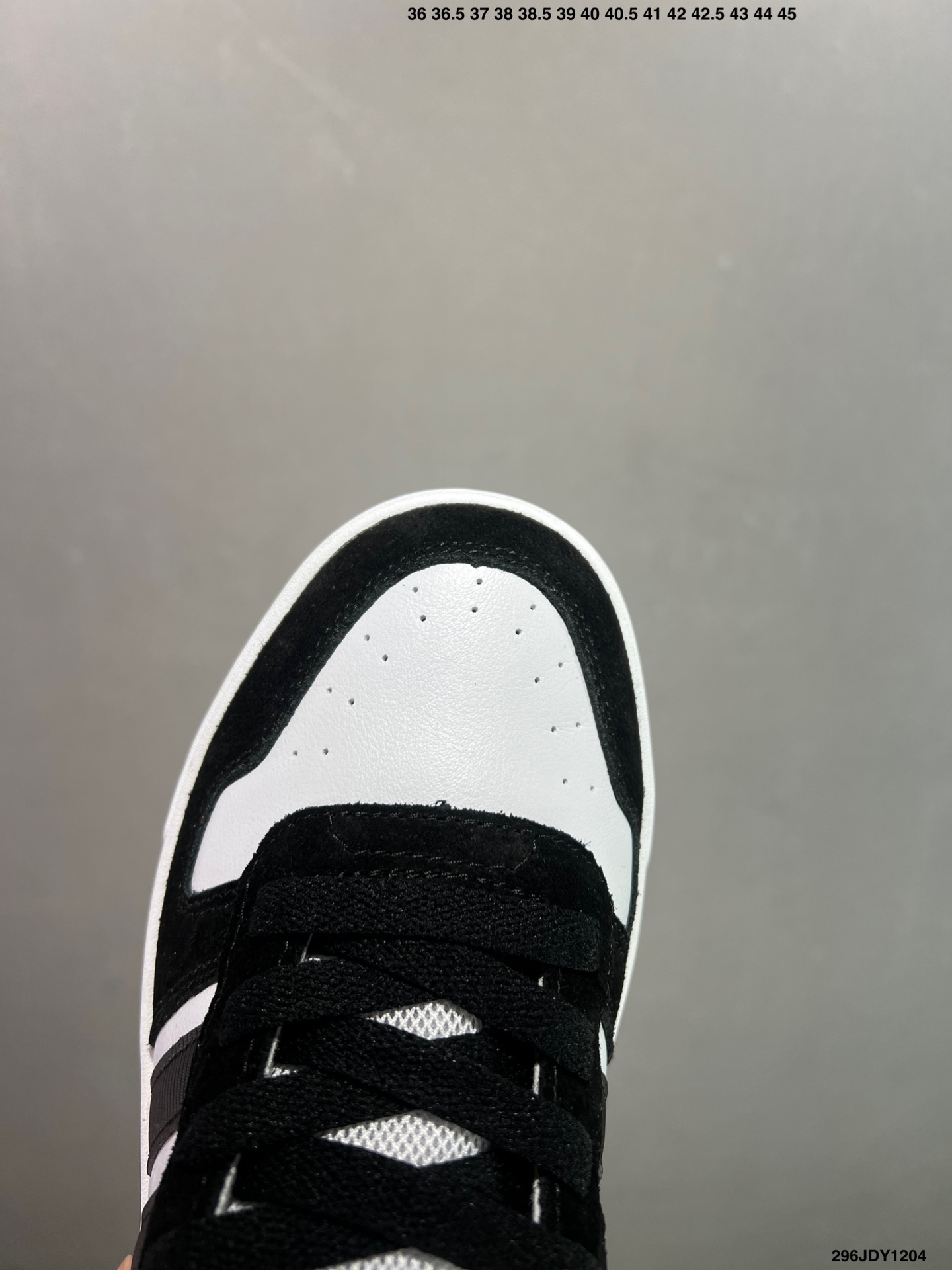 爆款补齐💰105
✅adidas neo D-PAD Classic 百搭单品
adidas NEO 是adidas 面向年轻人市场的一个品牌,通过其青春、自由和时尚的特点,与年轻人建立连接,并鼓励他们勇敢地追求自己的热情和个性。它不仅提供时尚的产品,还传递积极的生活态度,激励年轻人在他们的旅程中发现更多可能性
货号:JI2551
尺码:36 36.5 37 38 39 40 40.5 41 42 42.5 43 44 45