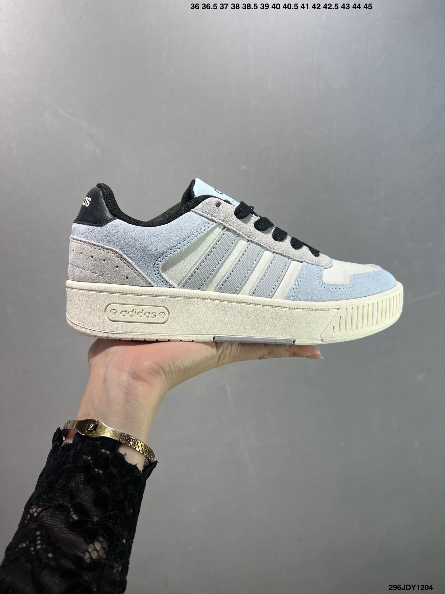 爆款补齐💰105
✅adidas neo D-PAD Classic 百搭单品
adidas NEO 是adidas 面向年轻人市场的一个品牌，通过其青春、自由和时尚的特点，与年轻人建立连接，并鼓励他们勇敢地追求自己的热情和个性。它不仅提供时尚的产品，还传递积极的生活态度，激励年轻人在他们的旅程中发现更多可能性
货号：JI2551
尺码：36 36.5 37 38 39 40 40.5 41 42 42.5 43 44 45