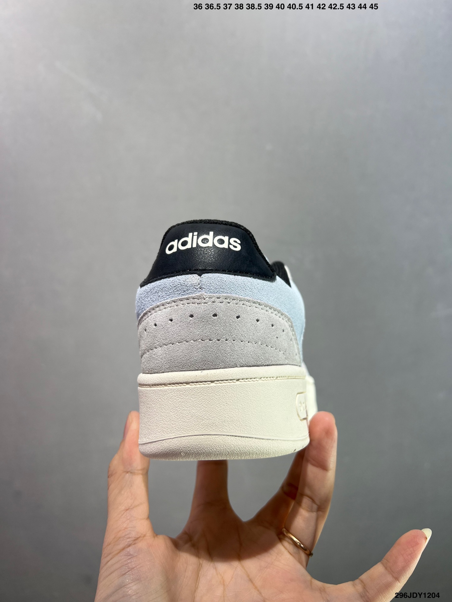 爆款补齐💰105
✅adidas neo D-PAD Classic 百搭单品
adidas NEO 是adidas 面向年轻人市场的一个品牌,通过其青春、自由和时尚的特点,与年轻人建立连接,并鼓励他们勇敢地追求自己的热情和个性。它不仅提供时尚的产品,还传递积极的生活态度,激励年轻人在他们的旅程中发现更多可能性
货号:JI2551
尺码:36 36.5 37 38 39 40 40.5 41 42 42.5 43 44 45