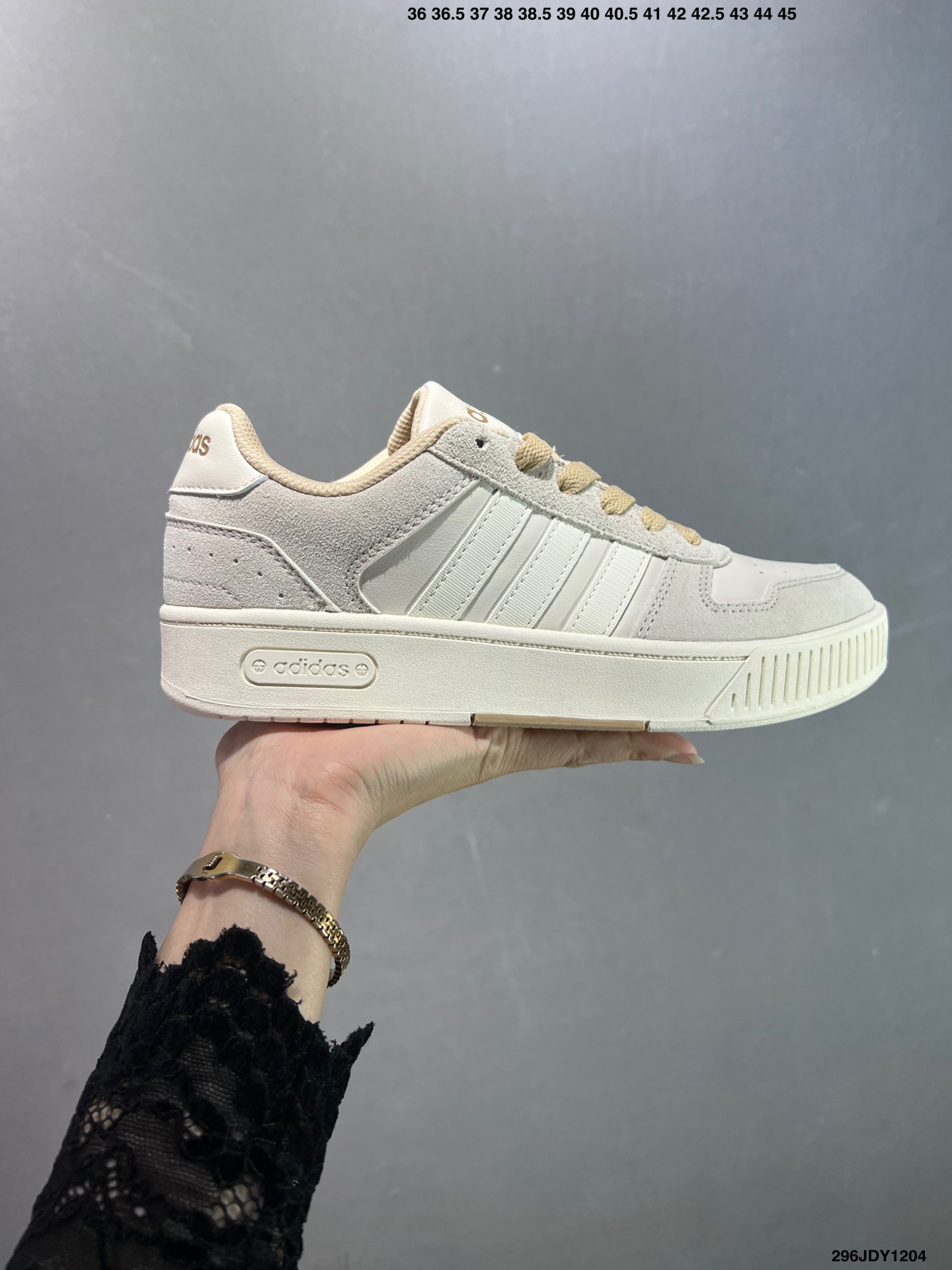 爆款补齐💰105
✅adidas neo D-PAD Classic 百搭单品
adidas NEO 是adidas 面向年轻人市场的一个品牌，通过其青春、自由和时尚的特点，与年轻人建立连接，并鼓励他们勇敢地追求自己的热情和个性。它不仅提供时尚的产品，还传递积极的生活态度，激励年轻人在他们的旅程中发现更多可能性
货号：JI2551
尺码：36 36.5 37 38 39 40 40.5 41 42 42.5 43 44 45