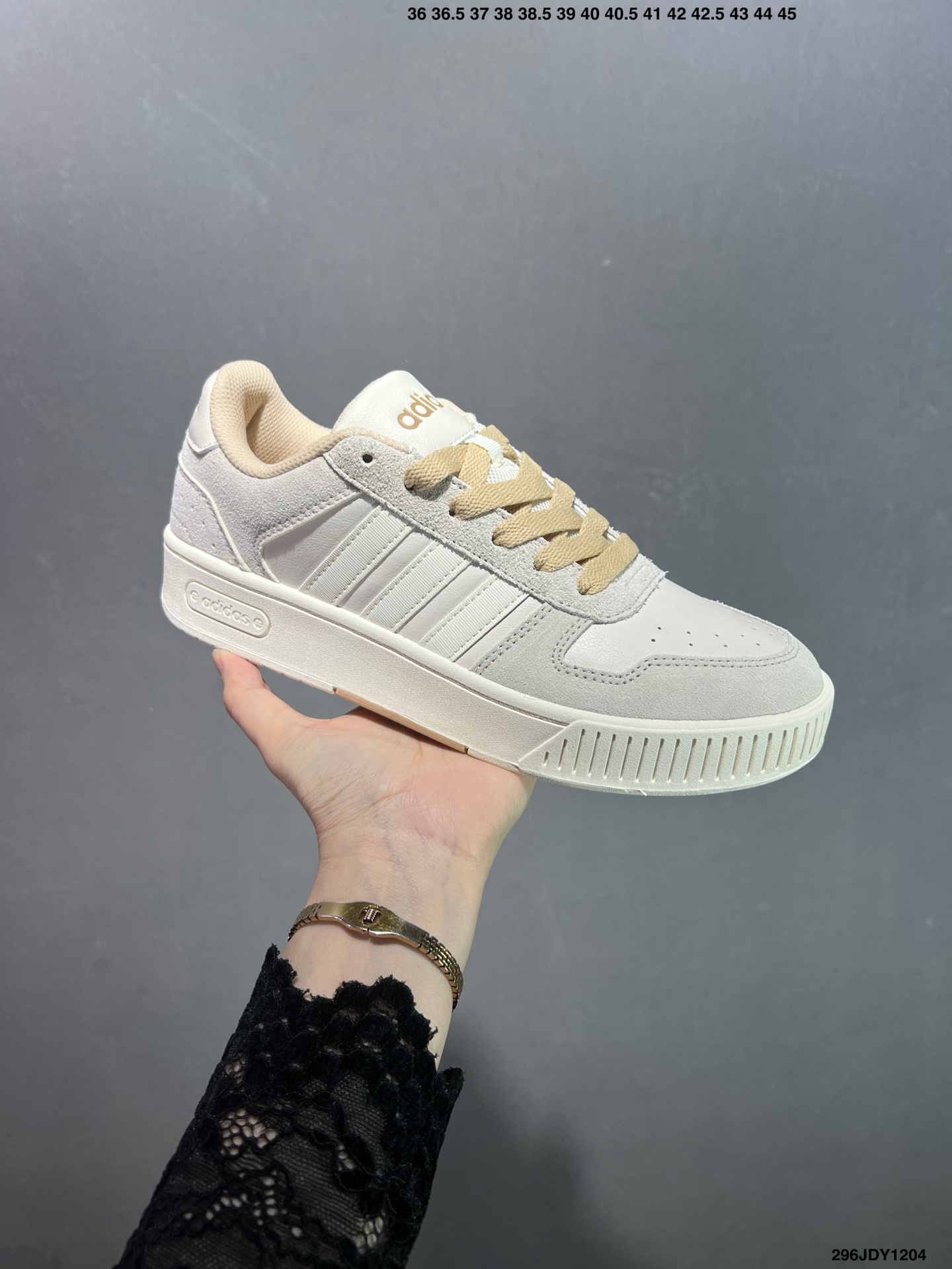 爆款补齐💰105
✅adidas neo D-PAD Classic 百搭单品
adidas NEO 是adidas 面向年轻人市场的一个品牌,通过其青春、自由和时尚的特点,与年轻人建立连接,并鼓励他们勇敢地追求自己的热情和个性。它不仅提供时尚的产品,还传递积极的生活态度,激励年轻人在他们的旅程中发现更多可能性
货号:JI2551
尺码:36 36.5 37 38 39 40 40.5 41 42 42.5 43 44 45