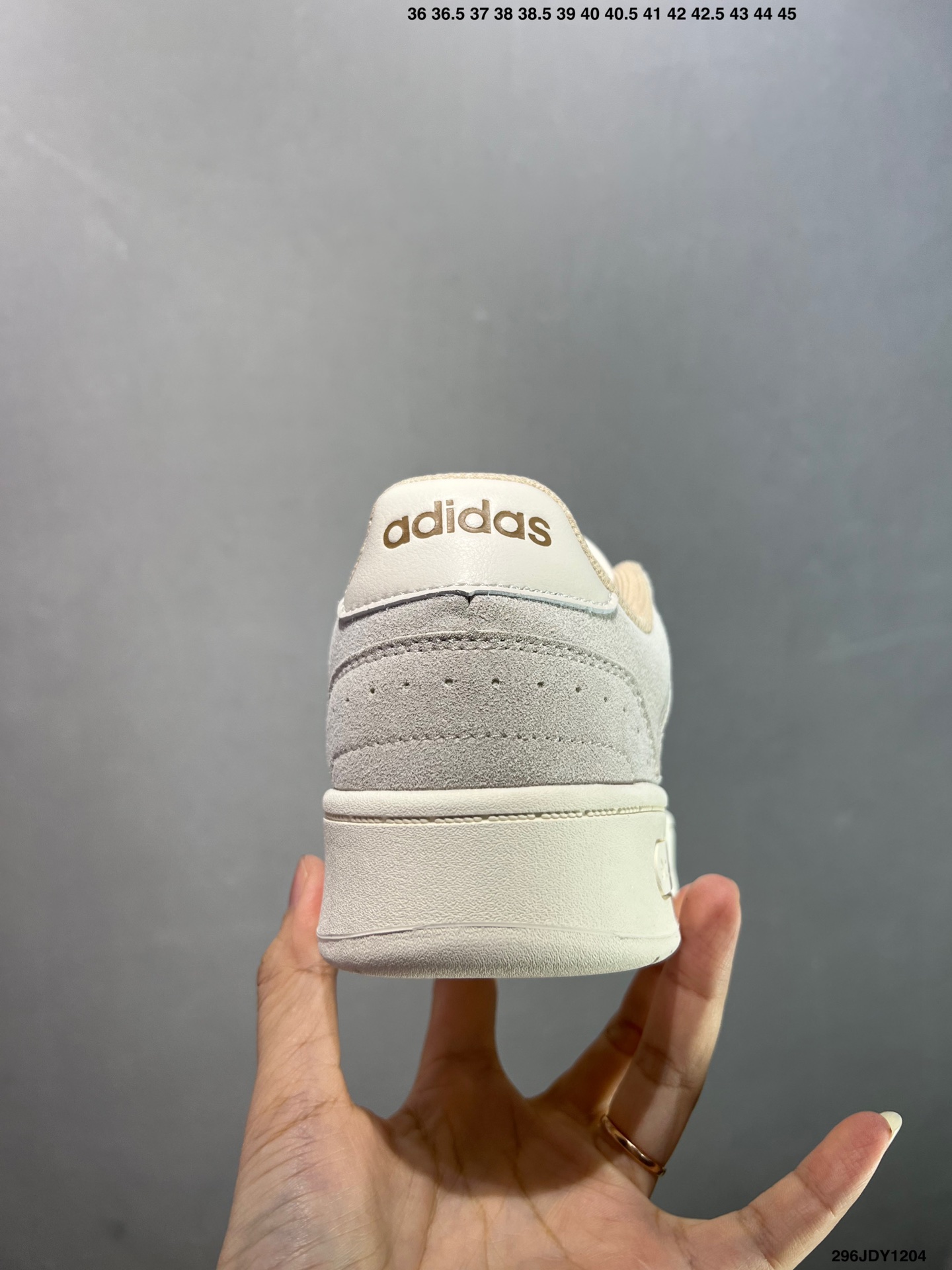 爆款补齐💰105
✅adidas neo D-PAD Classic 百搭单品
adidas NEO 是adidas 面向年轻人市场的一个品牌,通过其青春、自由和时尚的特点,与年轻人建立连接,并鼓励他们勇敢地追求自己的热情和个性。它不仅提供时尚的产品,还传递积极的生活态度,激励年轻人在他们的旅程中发现更多可能性
货号:JI2551
尺码:36 36.5 37 38 39 40 40.5 41 42 42.5 43 44 45