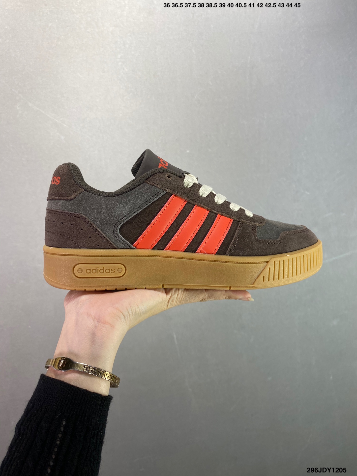 爆款补齐💰105
✅adidas neo D-PAD Classic 百搭单品
adidas NEO 是adidas 面向年轻人市场的一个品牌，通过其青春、自由和时尚的特点，与年轻人建立连接，并鼓励他们勇敢地追求自己的热情和个性。它不仅提供时尚的产品，还传递积极的生活态度，激励年轻人在他们的旅程中发现更多可能性
货号：JI2551
尺码：36 36.5 37 38 39 40 40.5 41 42 42.5 43 44 45