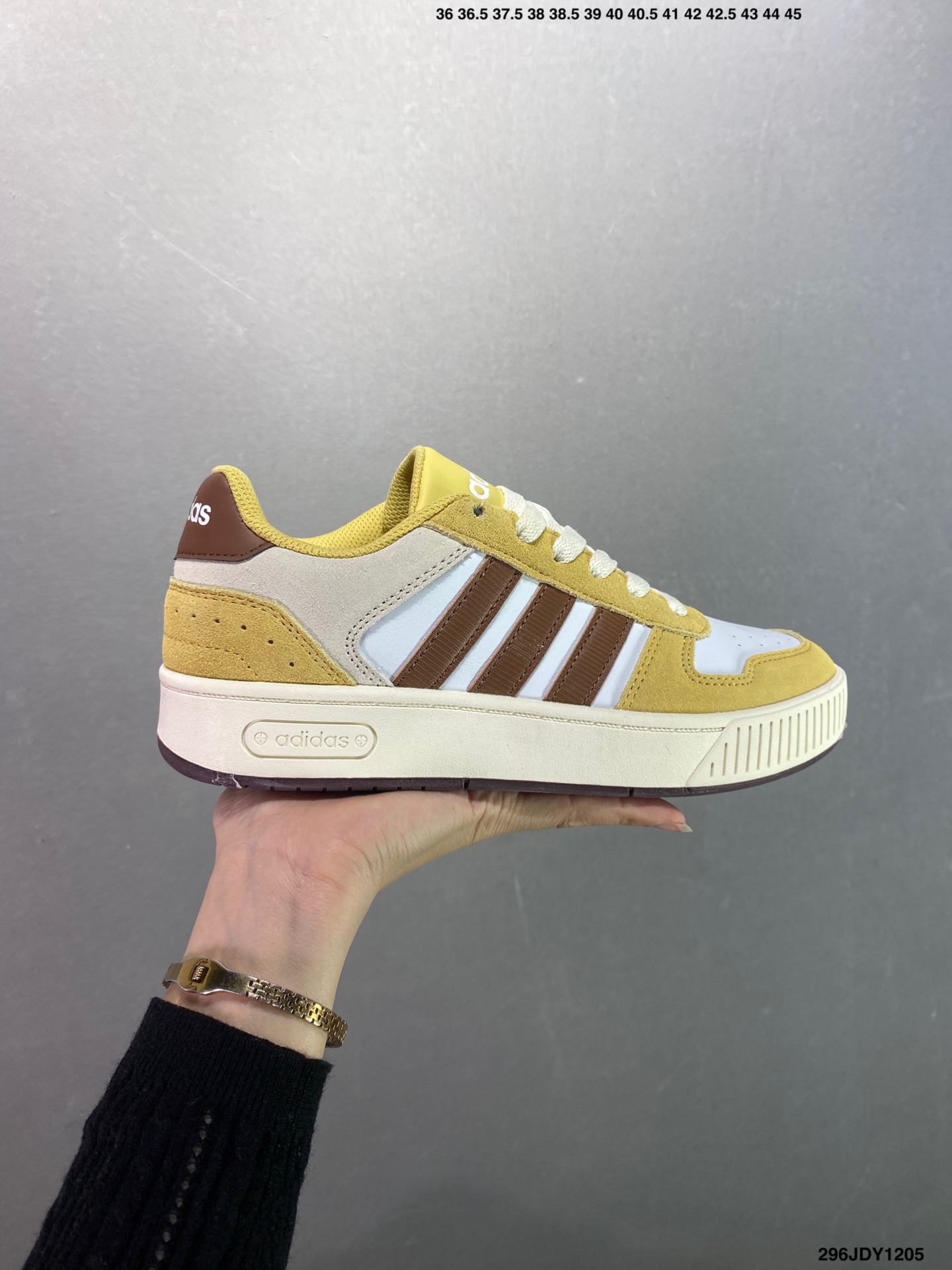 爆款补齐💰105
✅adidas neo D-PAD Classic 百搭单品
adidas NEO 是adidas 面向年轻人市场的一个品牌，通过其青春、自由和时尚的特点，与年轻人建立连接，并鼓励他们勇敢地追求自己的热情和个性。它不仅提供时尚的产品，还传递积极的生活态度，激励年轻人在他们的旅程中发现更多可能性
货号：JI2551
尺码：36 36.5 37 38 39 40 40.5 41 42 42.5 43 44 45