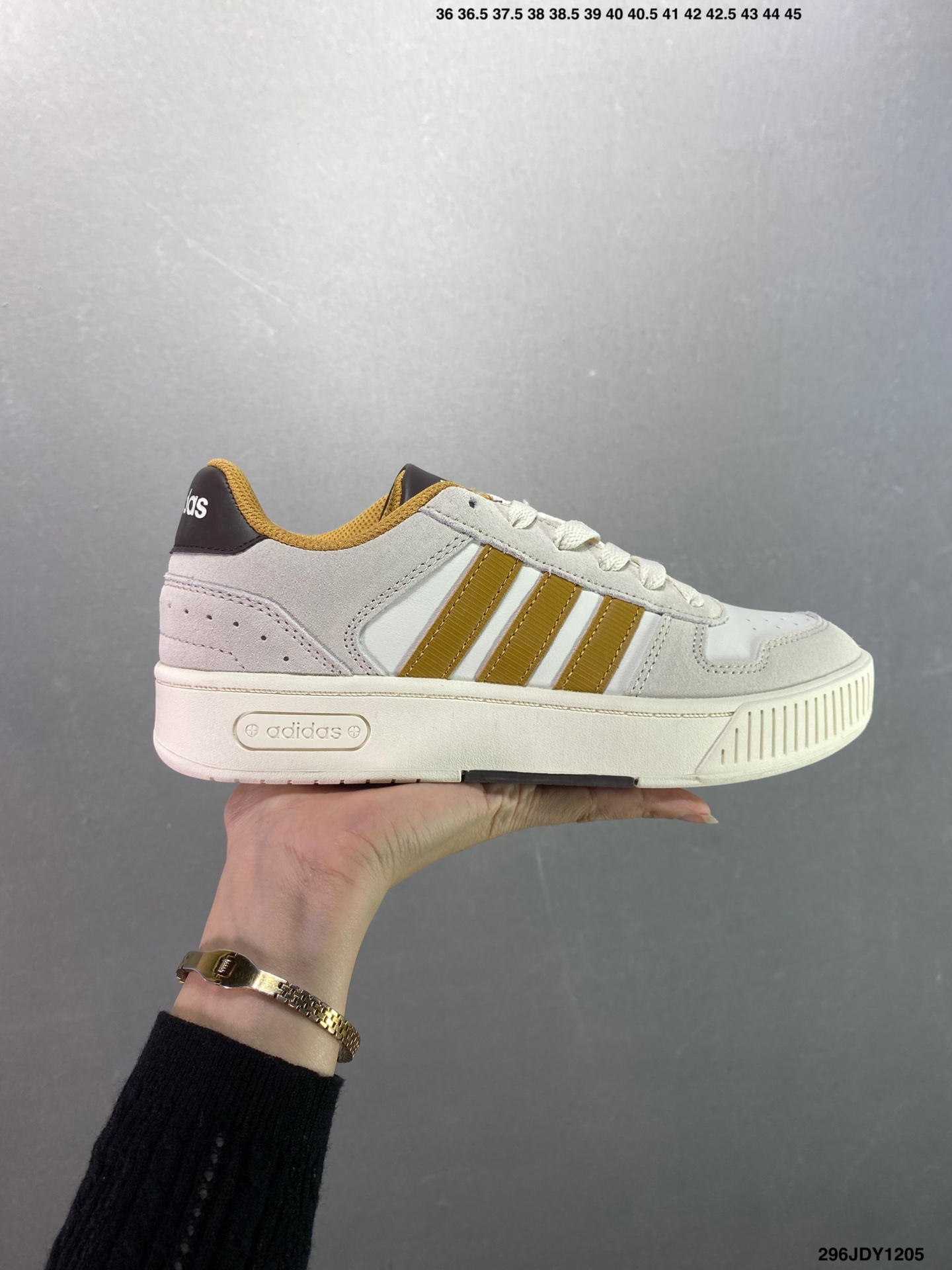 爆款补齐💰105
✅adidas neo D-PAD Classic 百搭单品
adidas NEO 是adidas 面向年轻人市场的一个品牌，通过其青春、自由和时尚的特点，与年轻人建立连接，并鼓励他们勇敢地追求自己的热情和个性。它不仅提供时尚的产品，还传递积极的生活态度，激励年轻人在他们的旅程中发现更多可能性
货号：JI2551
尺码：36 36.5 37 38 39 40 40.5 41 42 42.5 43 44 45