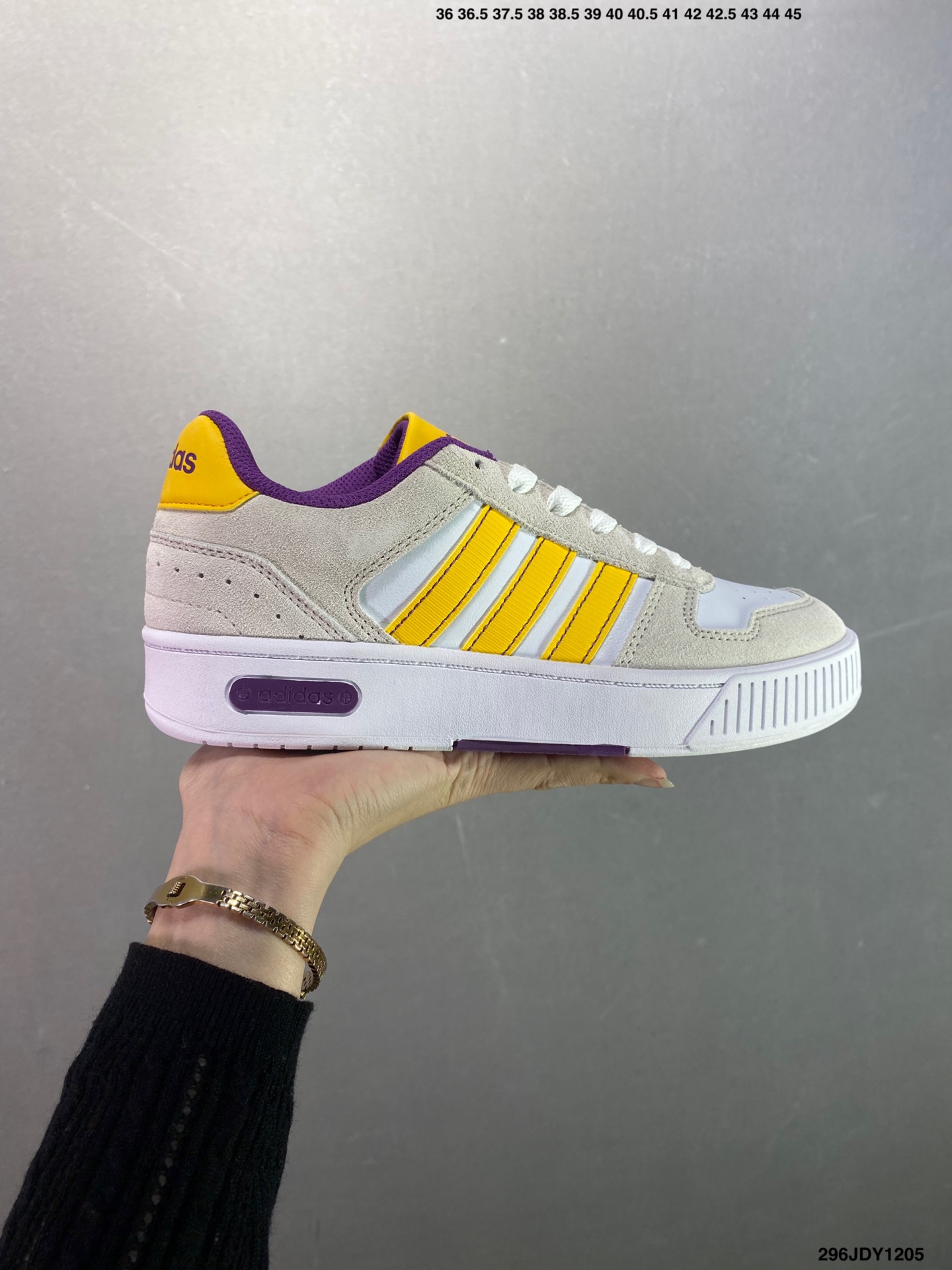 爆款补齐💰105
✅adidas neo D-PAD Classic 百搭单品
adidas NEO 是adidas 面向年轻人市场的一个品牌，通过其青春、自由和时尚的特点，与年轻人建立连接，并鼓励他们勇敢地追求自己的热情和个性。它不仅提供时尚的产品，还传递积极的生活态度，激励年轻人在他们的旅程中发现更多可能性
货号：JI2551
尺码：36 36.5 37 38 39 40 40.5 41 42 42.5 43 44 45