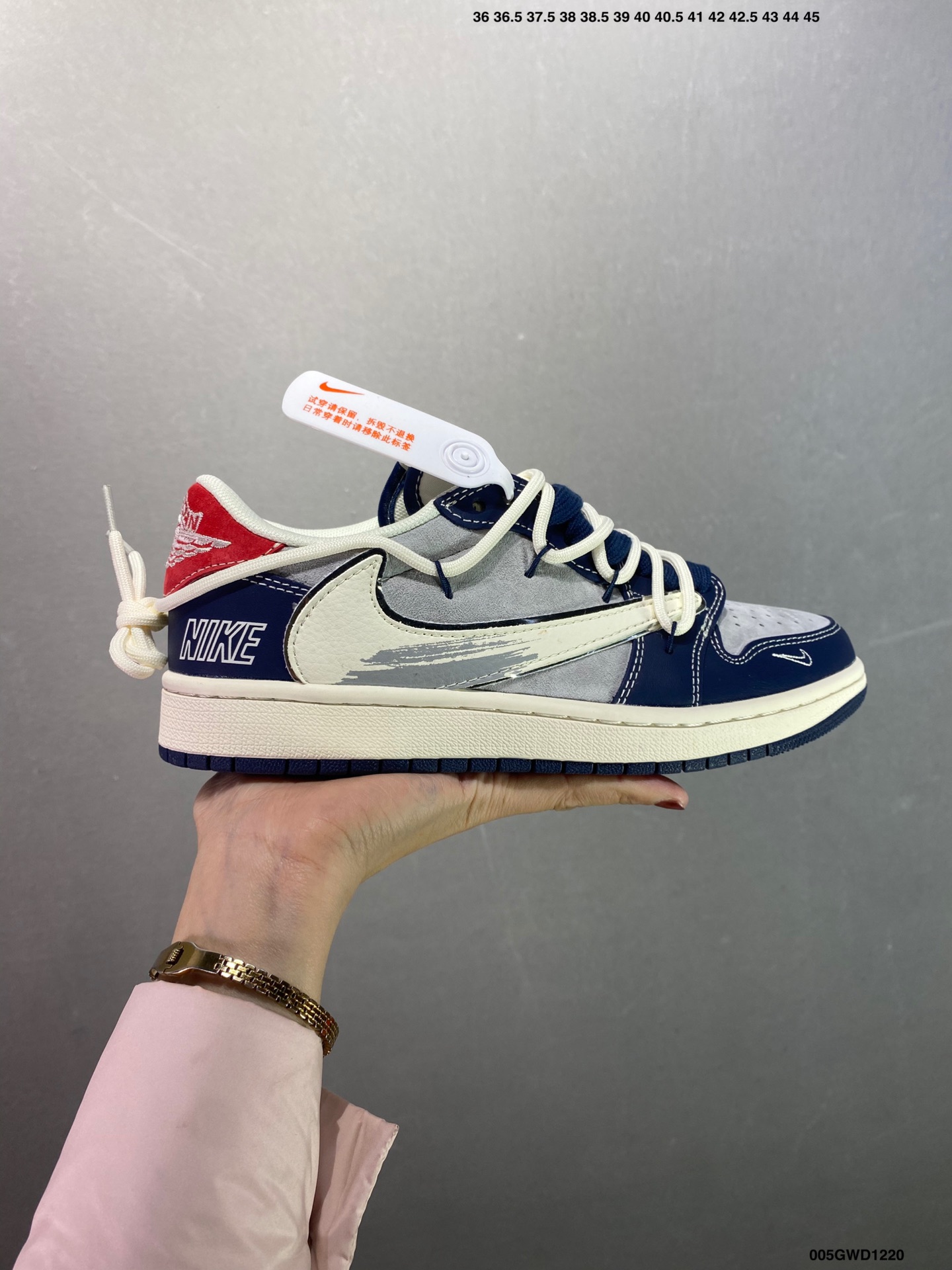 公司级✅Air Jordan 1 Low 涂鸦抽绳此款主张打破传统的工业化流水线设计限制，以Made by ideas的超级创意为理念，集结众多潮流设计师，结合时下最ing潮流风尚，为潮流爱好者9