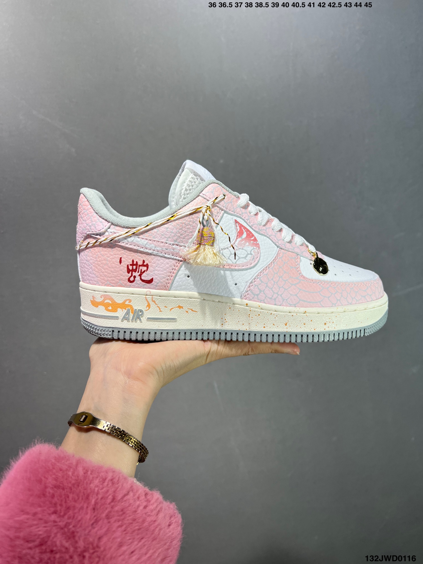 公司级✅CNY蛇年限定 Nike Air Force 1 ✨ Late Spring Rain” ✨“春迟雨” 礼盒装🎁空军一号低帮休闲运动板鞋 天际闷雷滚动,仿若蛰伏深渊的巨兽翻身,俄而,细密雨丝纷扬飘坠,宛如天女散花,却是清冷色调.雨滴轻叩大地,洇湿了泥土,唤醒泥土下蠢蠢欲动的精灵.蛇,这神秘的生灵,于生肖轮转中迎来属于它的限定时节 货号:DX2678-111 ID:132JWD0116