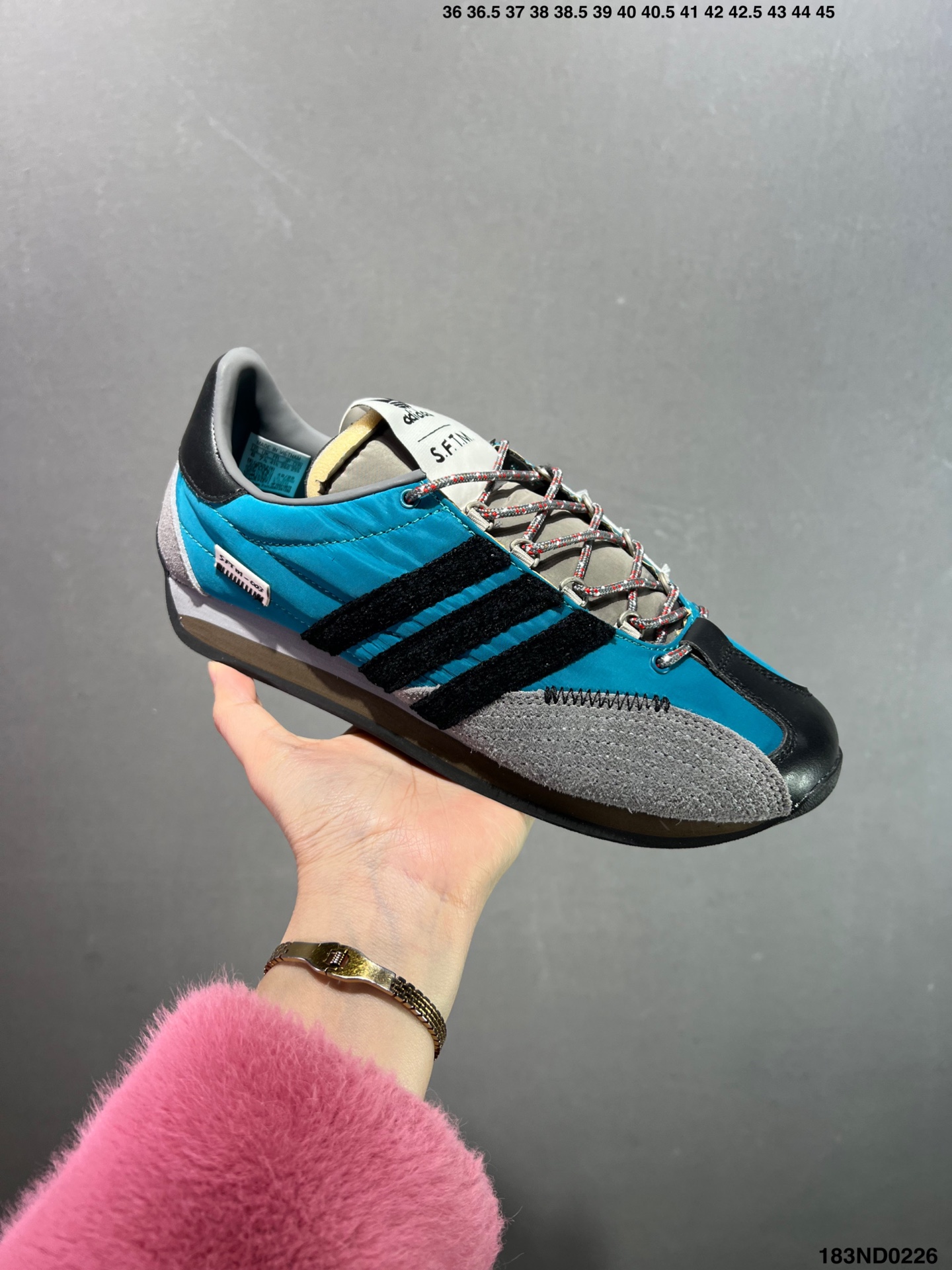 🈴️💰90
真标✅Song for the Mute x AD Originals SFTM-003 联名款复古慢跑鞋 Originals与时装品牌Song for the Mute即将迎来第三个合作系列 这个系列主打的也是怀旧的氛围 采用了Country OG这个诞生于上世纪70年代的鞋款 尼龙和绒面革的梦幻拼接 低调而富有质感 呈现SFTM一贯的面料美学 三款不同风格的配色 亮点十足的斑点鞋带 体现怀旧主义和前卫设计无缝交织 鞋款采用了低帮的造型 方便日常穿着 同时对于外底做了处理 皮革材质和尼龙布材质的组合也更具是时代感 系列此次会推出三个配色 分别以蓝、黑、灰色为主 雾霾灰IH7519 阴阳灰ID3546 水月蓝ID3545
尺码:36-45半
ID:183ND0226