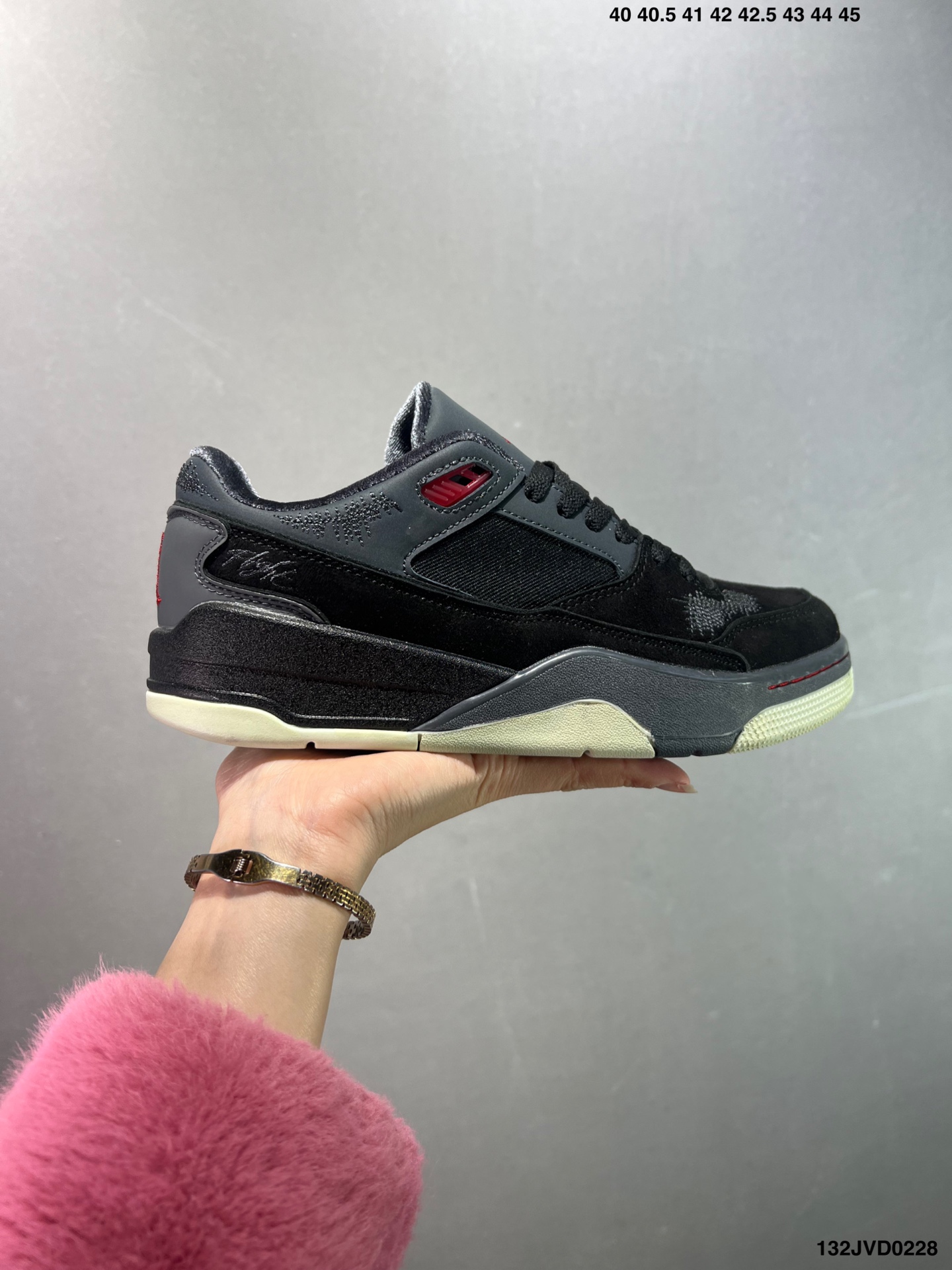 降价💰140
耐克 新款 Nike Air Jordan 4 Retro OG 中帮 迈克尔·乔丹AJ4代乔4 复古休闲运动文化篮球鞋。秉承轻量化的速度型篮球鞋设计思想完成设计,降低重量的同时提升舒适度,中底延续前作使用了分离式后掌可视化 Air Sole气垫。鞋带孔和后跟鞋提以籃网为造型灵感,将篮球运动巧妙融入到鞋款的设计之中,使鞋身整体富有流动性、节奏感和优雅气质。
货号:HQ2958-006
编码:03JVD400A07