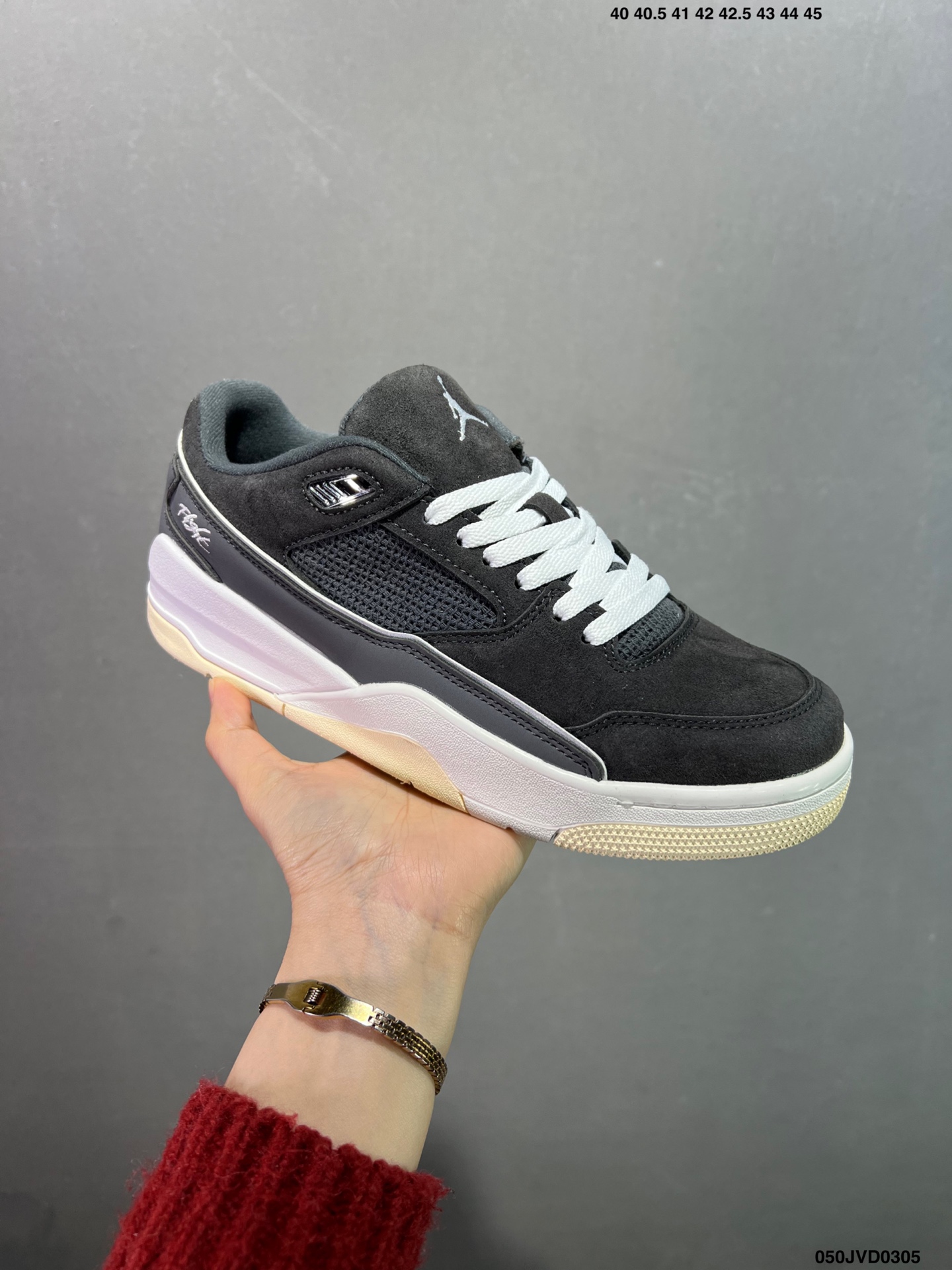 降价💰140 (36-46半码)
耐克 新款 Nike Air Jordan 4 Retro OG 中帮 迈克尔·乔丹AJ4代乔4 复古休闲运动文化篮球鞋。秉承轻量化的速度型篮球鞋设计思想完成设计,降低重量的同时提升舒适度,中底延续前作使用了分离式后掌可视化 Air Sole气垫。鞋带孔和后跟鞋提以籃网为造型灵感,将篮球运动巧妙融入到鞋款的设计之中,使鞋身整体富有流动性、节奏感和优雅气质。
货号:HQ2958-006
编码:03JVD400A07