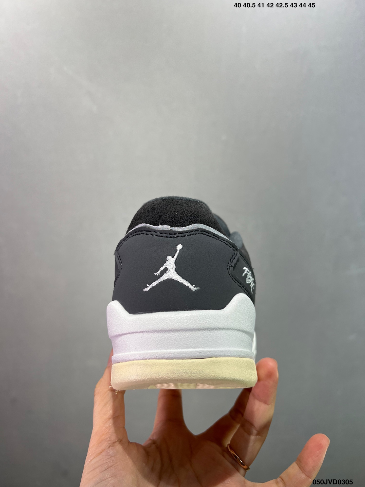 降价💰140 (36-46半码)
耐克 新款 Nike Air Jordan 4 Retro OG 中帮 迈克尔·乔丹AJ4代乔4 复古休闲运动文化篮球鞋。秉承轻量化的速度型篮球鞋设计思想完成设计,降低重量的同时提升舒适度,中底延续前作使用了分离式后掌可视化 Air Sole气垫。鞋带孔和后跟鞋提以籃网为造型灵感,将篮球运动巧妙融入到鞋款的设计之中,使鞋身整体富有流动性、节奏感和优雅气质。
货号:HQ2958-006
编码:03JVD400A07