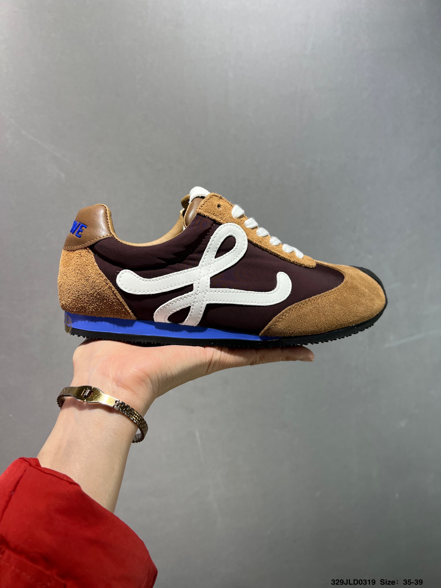 公司级✅罗意威/Loewe 2025 | Ballet Runner 早春新款爆款芭蕾舞鞋 不对称鞋头造型 外贸出口订单 广东原厂 作为Loewe的标志性设计 超柔软,轻便且灵活的鞋底,新的波浪纹理橡胶外底,延伸至鞋头,升级的柔软皮革内衬和鞋床,提供最大舒适感,后跟有3D注塑橡胶徽标,真皮和皮料混搭彰显复古风格 内增高拼色德训鞋 阿甘鞋 小白鞋 拼色拼接鞋面 非常高级隐藏式小内增高 脚后跟设计新颖 柔软舒适 会被评为年度最舒适的暴走鞋 如履平地 原版细节 鞋面由进口麂皮 牛皮 原版布拼接 牛皮垫脚 原版定制磨具组合大底 原盒包装 内娱明星杨幂等众多同款上脚 小红书 一系列素材图 极具爆款. ID:329JLD0319