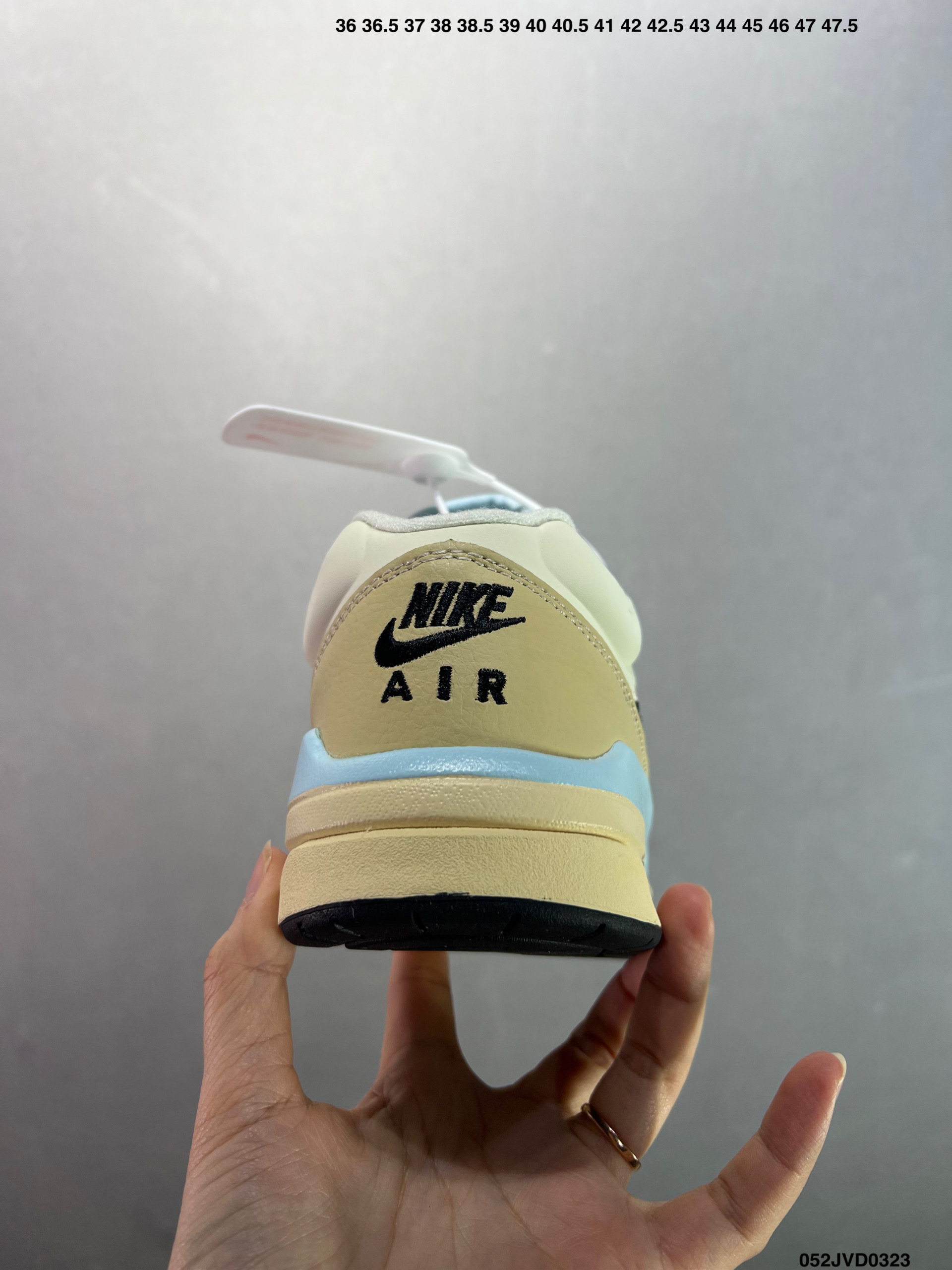 💰170
公司级✅Air Jordan Stadium AJ90 潮流运动板鞋 DX4397-001 充满了对TinkerHathield 原创设计的致敬 包括中足网状面板、前足外侧的鲨鱼齿轮廓、加垫鞋领和 NK Air 鞋跟品牌 鞋子本身采用网眼、皮革和绒面革材料混合制成 散发出现代美感 并配备了该品牌全新的 Formula 23 足底缓震技术 AirJordan Stadium 90 鞋舌标签在鞋舌内侧印有“Flight”字样 完善了设计 尺码:36 36.5 37.5 38 38.5 39 40 40.5 41 42 42.5 43 44 44.5 45 46
编码:052JVD0323