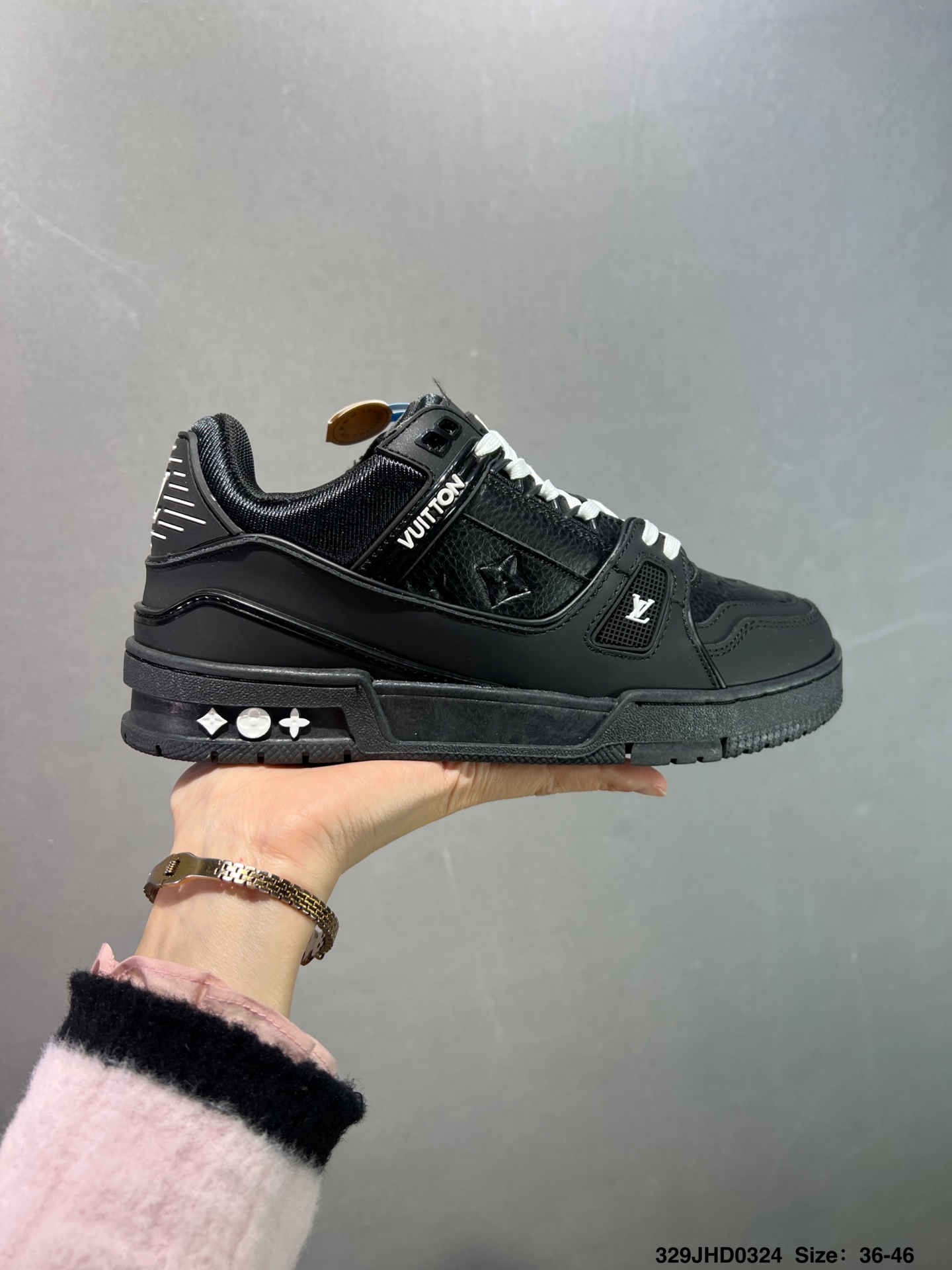 💰130
头层空胶✅路易威登/Louis Vuitton LV路易威登板鞋
新款 LV Trainer最新配色运动鞋 L家 篮球鞋风格运动鞋 该鞋由艺术总监 VIRGIL ABLOH设计 垫脚聚米微料加透气英伦网布 细节原版一致 Size:36-46 ID:329JHD0324