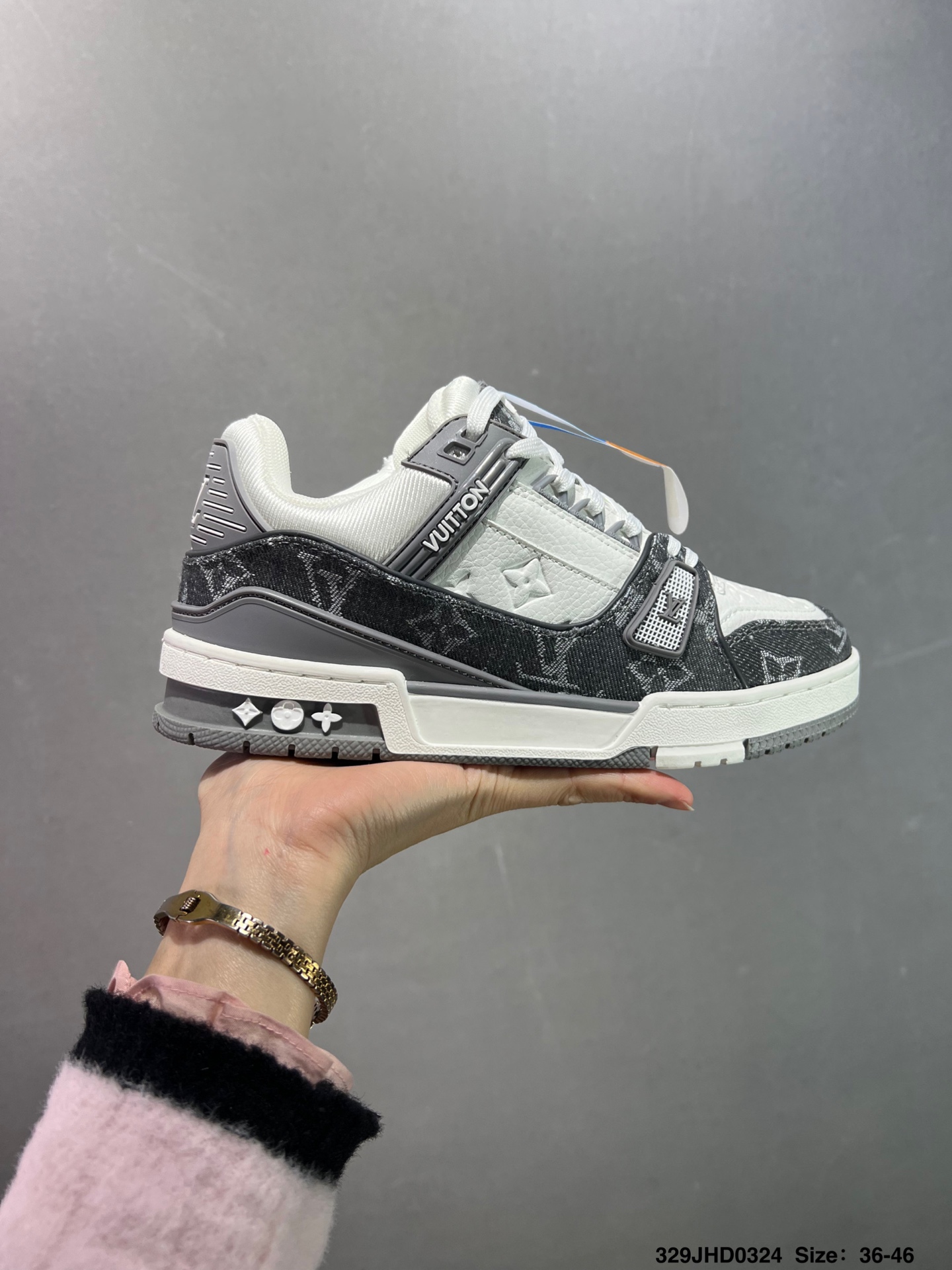 💰130
头层空胶✅路易威登/Louis Vuitton LV路易威登板鞋
新款 LV Trainer最新配色运动鞋 L家 篮球鞋风格运动鞋 该鞋由艺术总监 VIRGIL ABLOH设计 垫脚聚米微料加透气英伦网布 细节原版一致 Size:36-46 ID:329JHD0324