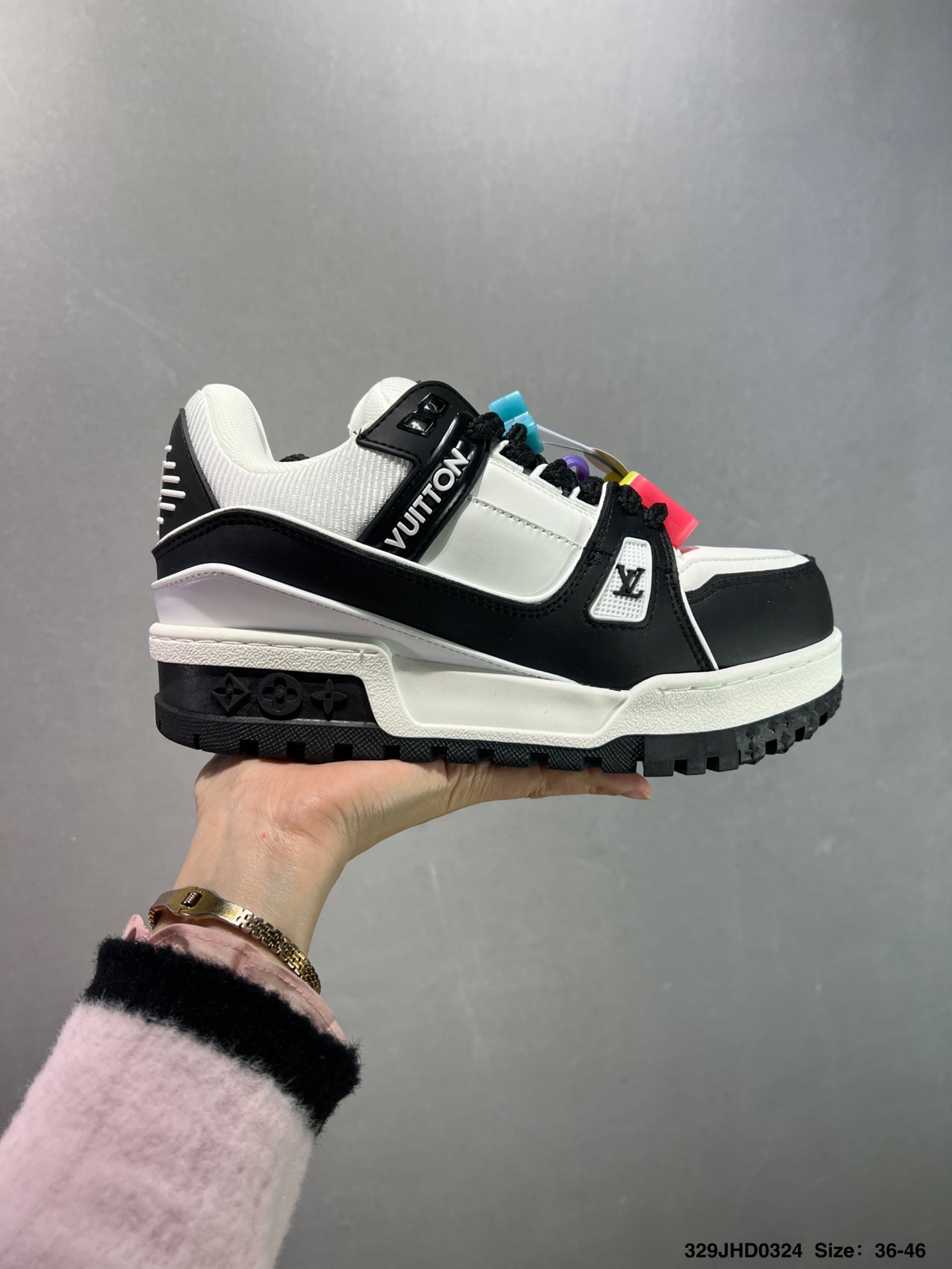 💰130
头层空胶✅路易威登/Louis Vuitton LV路易威登板鞋
新款 LV Trainer最新配色运动鞋 L家 篮球鞋风格运动鞋 该鞋由艺术总监 VIRGIL ABLOH设计 垫脚聚米微料加透气英伦网布 细节原版一致 Size:36-46 ID:329JHD0324