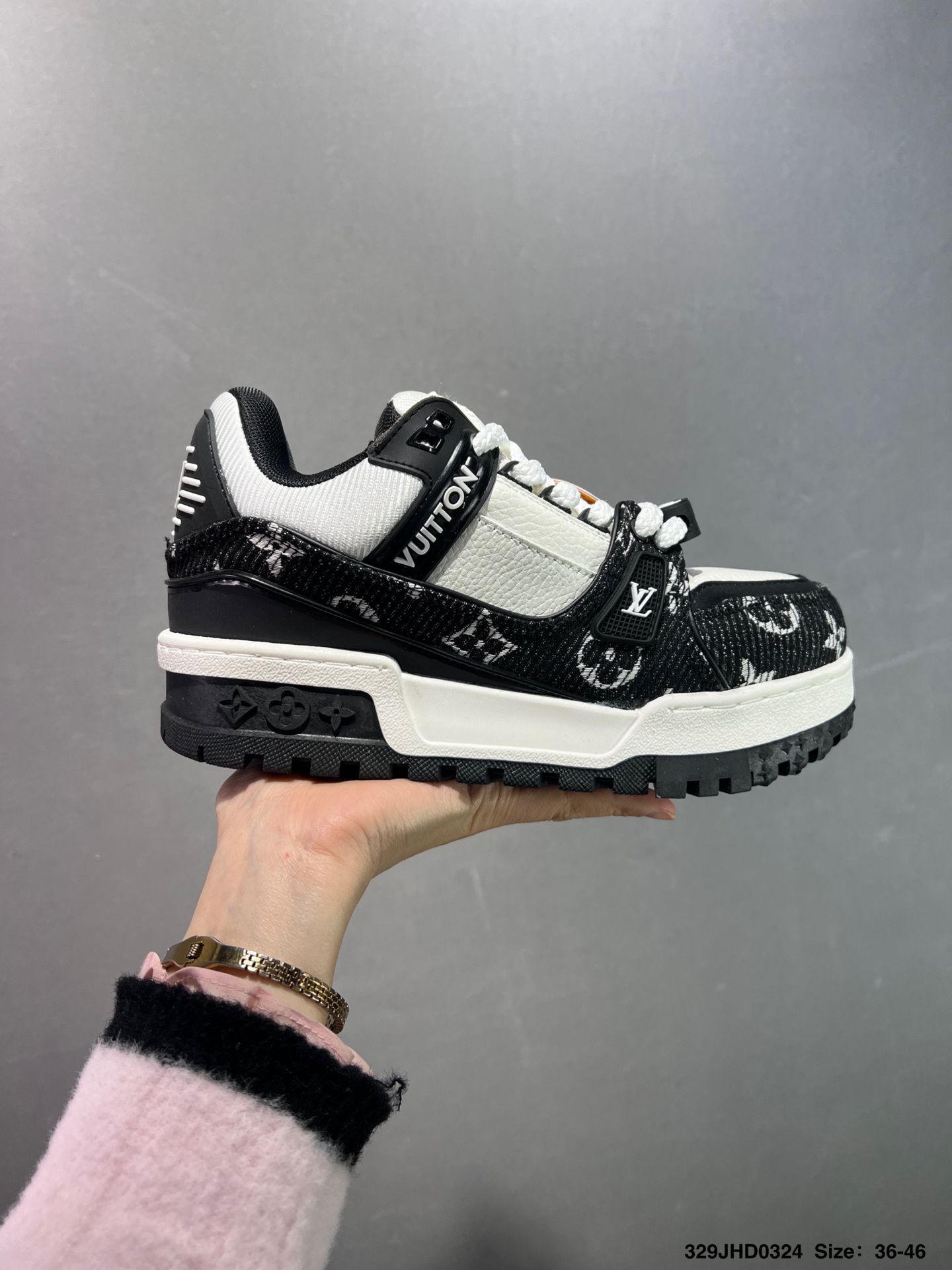 💰130
头层空胶✅路易威登/Louis Vuitton LV路易威登板鞋
新款 LV Trainer最新配色运动鞋 L家 篮球鞋风格运动鞋 该鞋由艺术总监 VIRGIL ABLOH设计 垫脚聚米微料加透气英伦网布 细节原版一致 Size:36-46 ID:329JHD0324