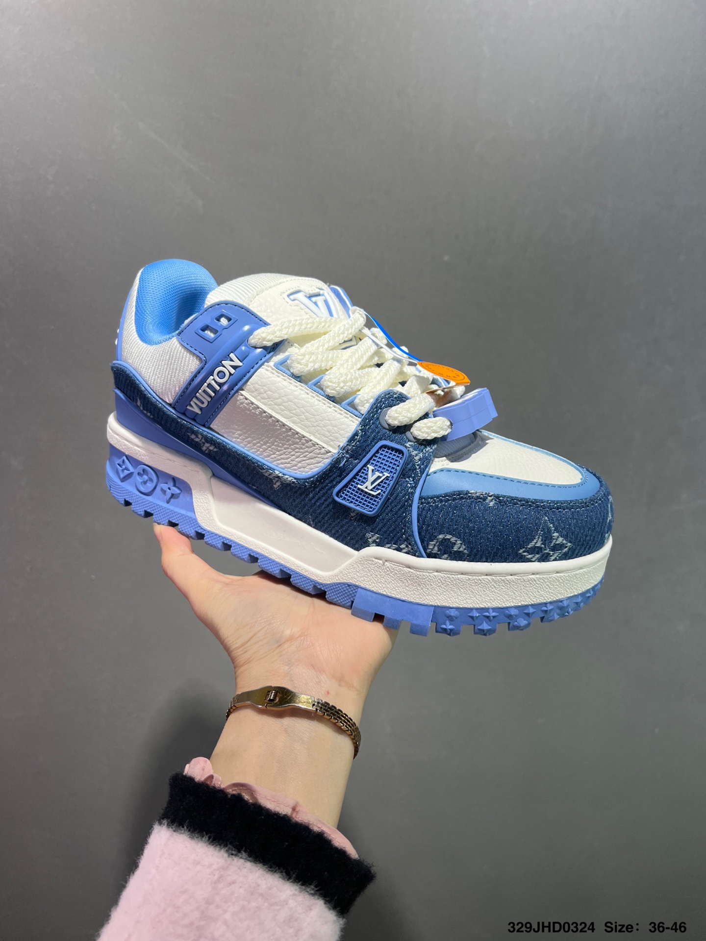 🈴️💰130
头层空胶✅路易威登/Louis Vuitton LV路易威登板鞋
新款 LV Trainer最新配色运动鞋 L家 篮球鞋风格运动鞋 该鞋由艺术总监 VIRGIL ABLOH设计 垫脚聚米微料加透气英伦网布 细节原版一致 Size:36-46 ID:329JHD0324