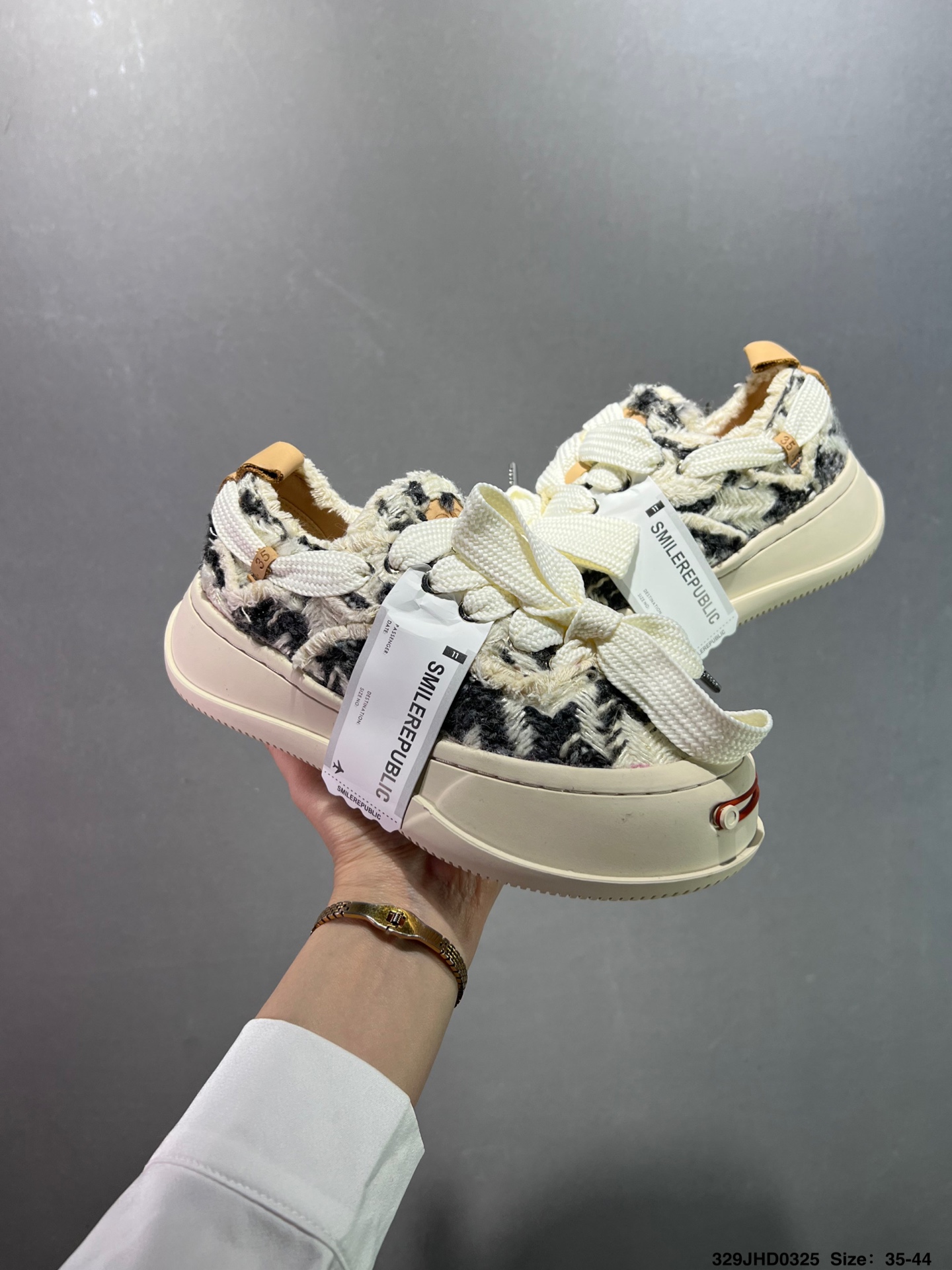 🈴️💰130
公司级✅采用原装定制高密度帆布革鞋面材质，超软水染牛皮内里/注塑成型鞋垫，4cm厘米外增高效果橡胶鞋底❗️徐璐,李晨,檀健次同款,新晋街头鞋履品牌SMILEREPUBLIC Canvas Mule Sneakers Low 松糕厚底增高低帮反系带一脚蹬乞丐风帆布露跟板鞋 

类型：男女鞋
码数：35 36 37 38 39 40 41 42 43 44
ID：329JHD0325