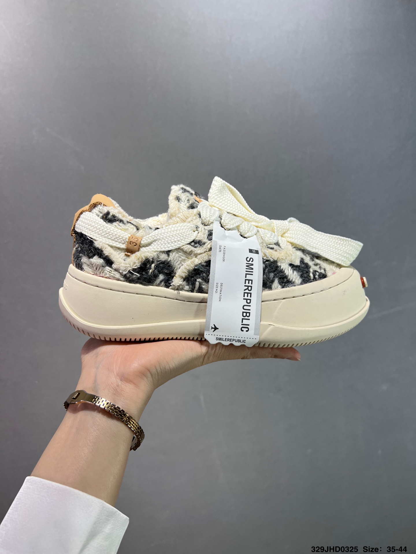 💰130
公司级✅采用原装定制高密度帆布革鞋面材质,超软水染牛皮内里/注塑成型鞋垫,4cm厘米外增高效果橡胶鞋底❗️徐璐,李晨,檀健次同款,新晋街头鞋履品牌SMILEREPUBLIC Canvas Mule Sneakers Low 松糕厚底增高低帮反系带一脚蹬乞丐风帆布露跟板鞋
类型:男女鞋
码数:35 36 37 38 39 40 41 42 43 44
ID:329JHD0325