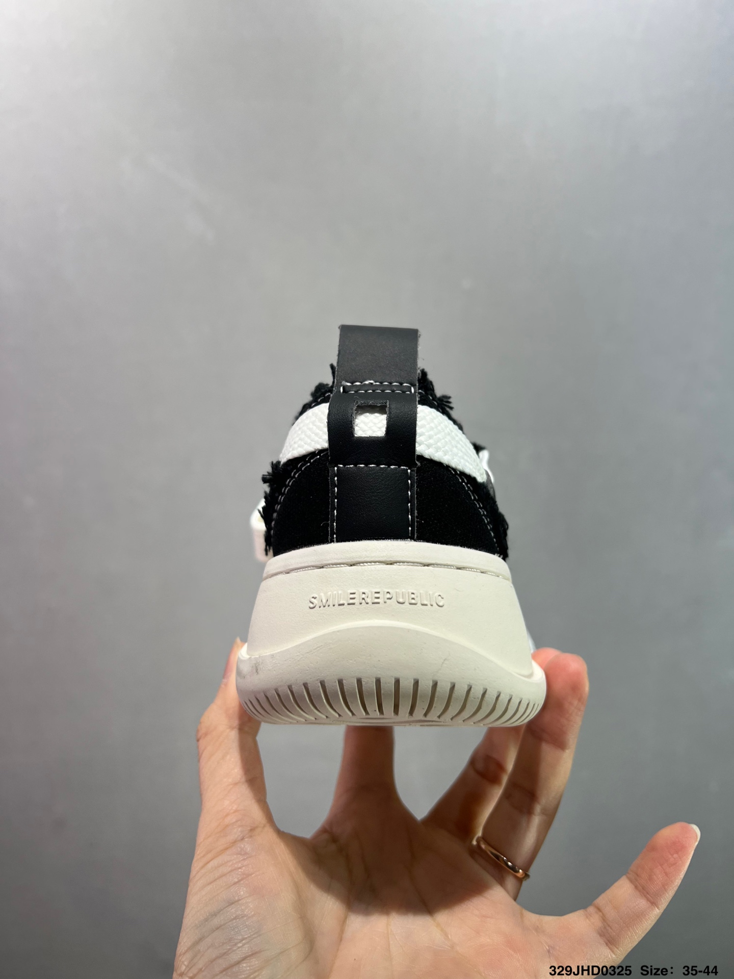 💰130
公司级✅采用原装定制高密度帆布革鞋面材质,超软水染牛皮内里/注塑成型鞋垫,4cm厘米外增高效果橡胶鞋底❗️徐璐,李晨,檀健次同款,新晋街头鞋履品牌SMILEREPUBLIC Canvas Mule Sneakers Low 松糕厚底增高低帮反系带一脚蹬乞丐风帆布露跟板鞋
类型:男女鞋
码数:35 36 37 38 39 40 41 42 43 44
ID:329JHD0325