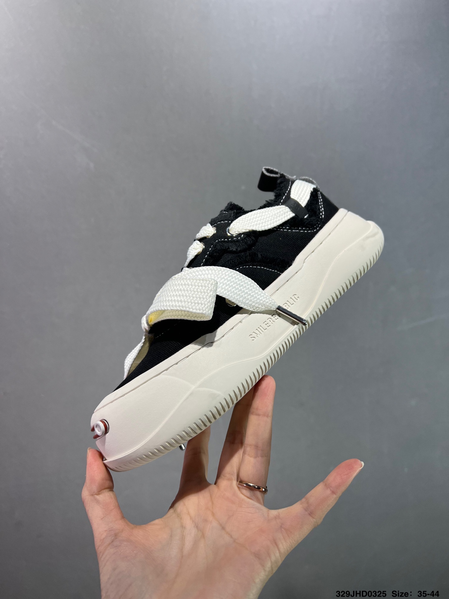 💰130
公司级✅采用原装定制高密度帆布革鞋面材质,超软水染牛皮内里/注塑成型鞋垫,4cm厘米外增高效果橡胶鞋底❗️徐璐,李晨,檀健次同款,新晋街头鞋履品牌SMILEREPUBLIC Canvas Mule Sneakers Low 松糕厚底增高低帮反系带一脚蹬乞丐风帆布露跟板鞋
类型:男女鞋
码数:35 36 37 38 39 40 41 42 43 44
ID:329JHD0325