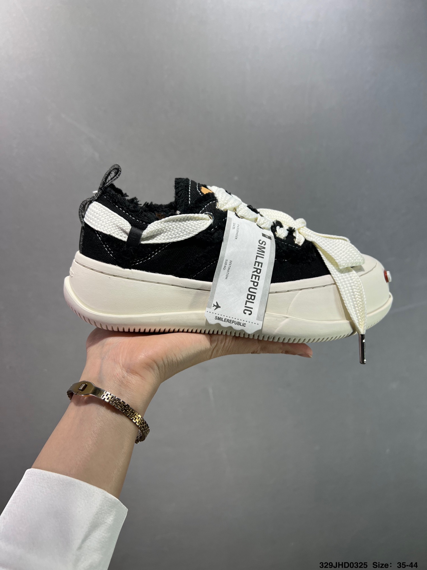 💰130
公司级✅采用原装定制高密度帆布革鞋面材质，超软水染牛皮内里/注塑成型鞋垫，4cm厘米外增高效果橡胶鞋底❗️徐璐,李晨,檀健次同款,新晋街头鞋履品牌SMILEREPUBLIC Canvas Mule Sneakers Low 松糕厚底增高低帮反系带一脚蹬乞丐风帆布露跟板鞋 

类型：男女鞋
码数：35 36 37 38 39 40 41 42 43 44
ID：329JHD0325