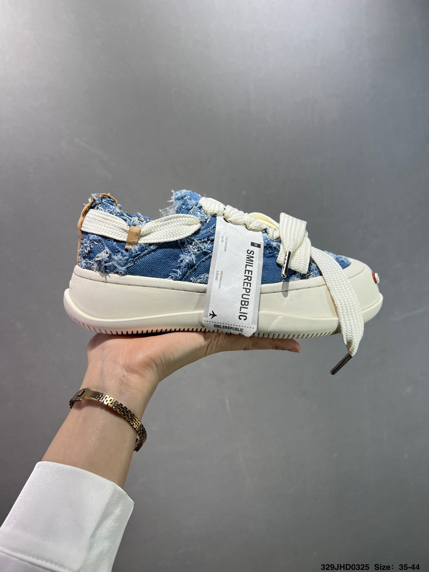 💰130
公司级✅采用原装定制高密度帆布革鞋面材质，超软水染牛皮内里/注塑成型鞋垫，4cm厘米外增高效果橡胶鞋底❗️徐璐,李晨,檀健次同款,新晋街头鞋履品牌SMILEREPUBLIC Canvas Mule Sneakers Low 松糕厚底增高低帮反系带一脚蹬乞丐风帆布露跟板鞋 

类型：男女鞋
码数：35 36 37 38 39 40 41 42 43 44
ID：329JHD0325