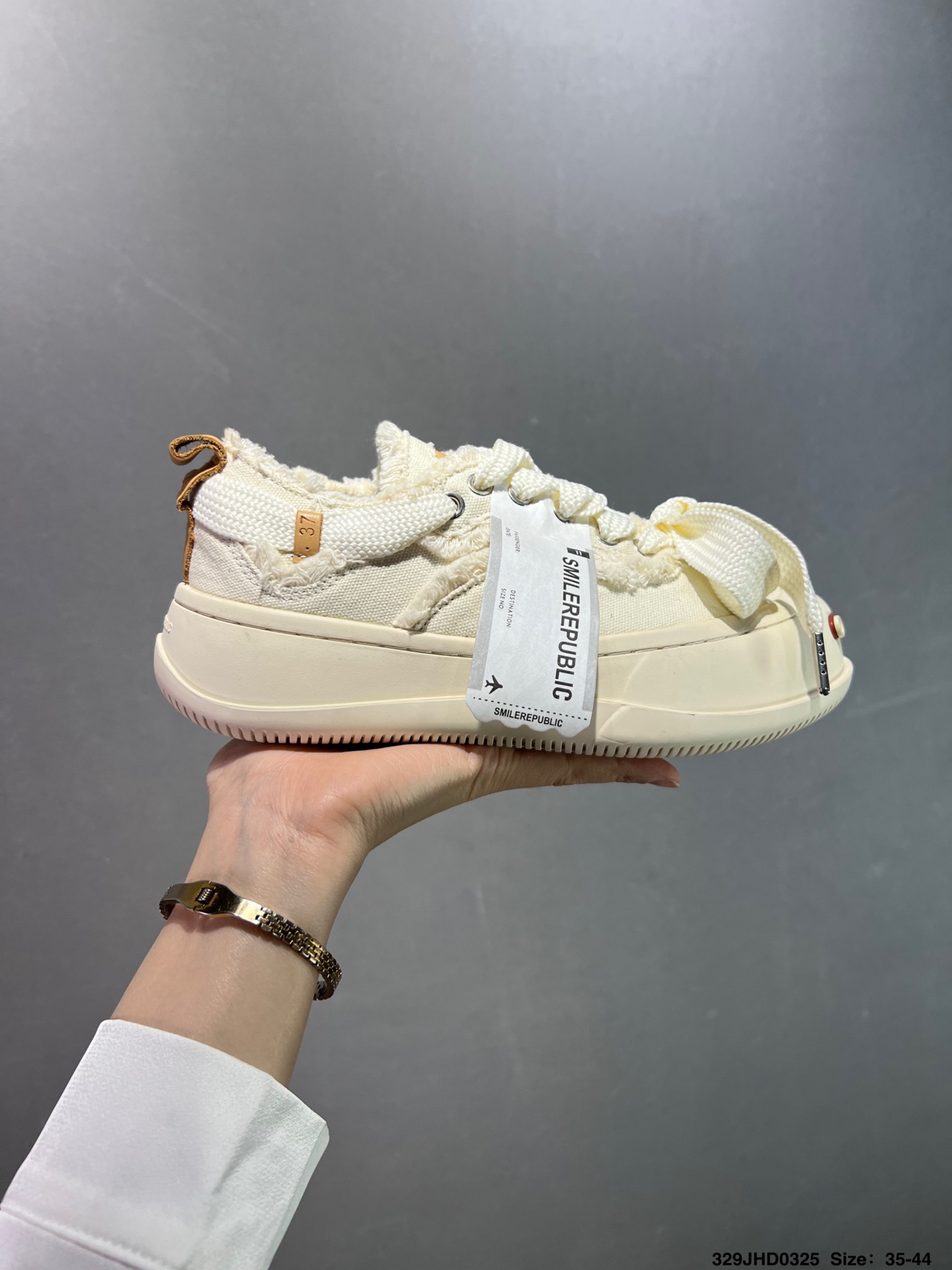 💰130
公司级✅采用原装定制高密度帆布革鞋面材质,超软水染牛皮内里/注塑成型鞋垫,4cm厘米外增高效果橡胶鞋底❗️徐璐,李晨,檀健次同款,新晋街头鞋履品牌SMILEREPUBLIC Canvas Mule Sneakers Low 松糕厚底增高低帮反系带一脚蹬乞丐风帆布露跟板鞋
类型:男女鞋
码数:35 36 37 38 39 40 41 42 43 44
ID:329JHD0325