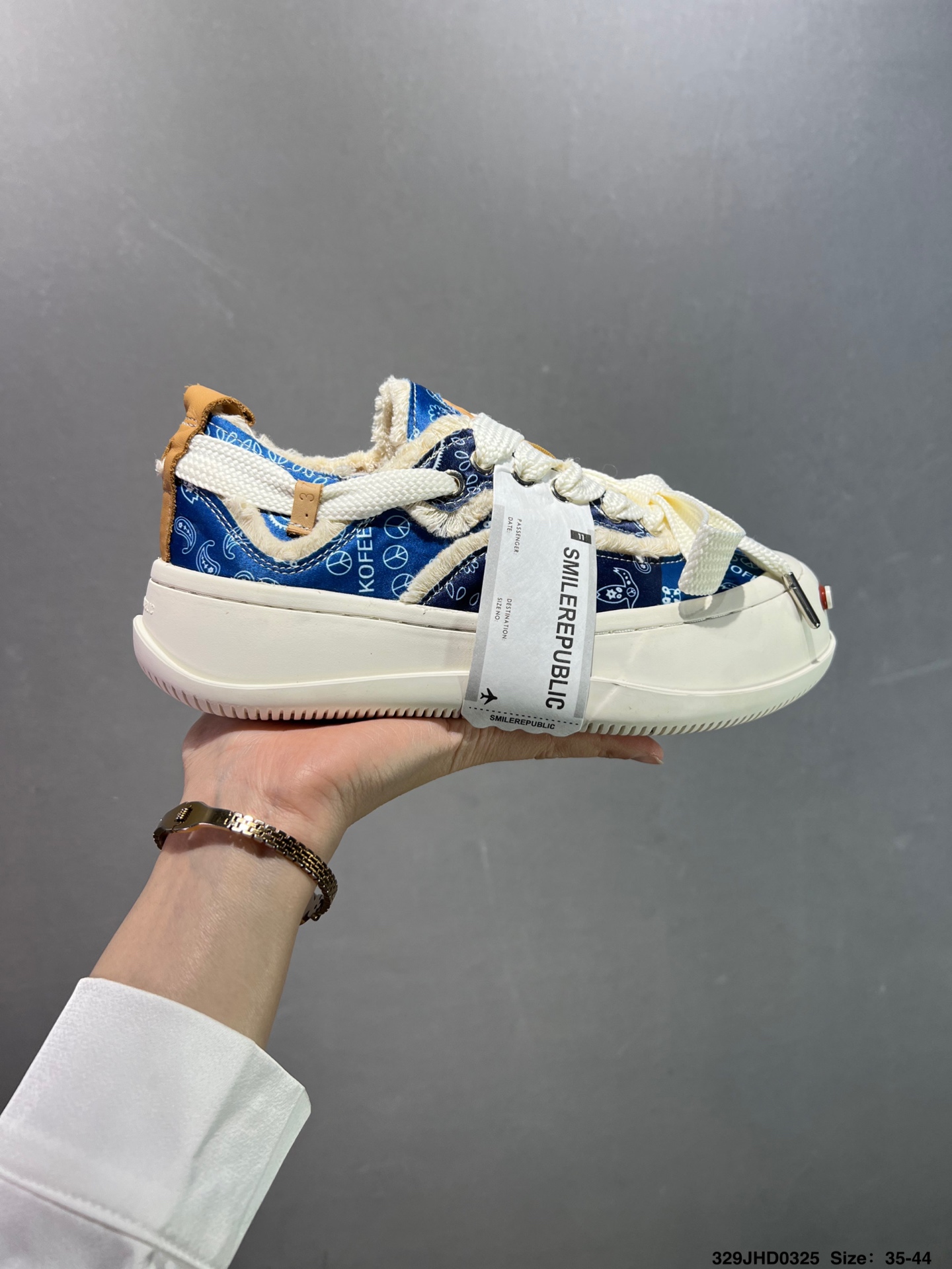 💰130
公司级✅采用原装定制高密度帆布革鞋面材质，超软水染牛皮内里/注塑成型鞋垫，4cm厘米外增高效果橡胶鞋底❗️徐璐,李晨,檀健次同款,新晋街头鞋履品牌SMILEREPUBLIC Canvas Mule Sneakers Low 松糕厚底增高低帮反系带一脚蹬乞丐风帆布露跟板鞋 

类型：男女鞋
码数：35 36 37 38 39 40 41 42 43 44
ID：329JHD0325