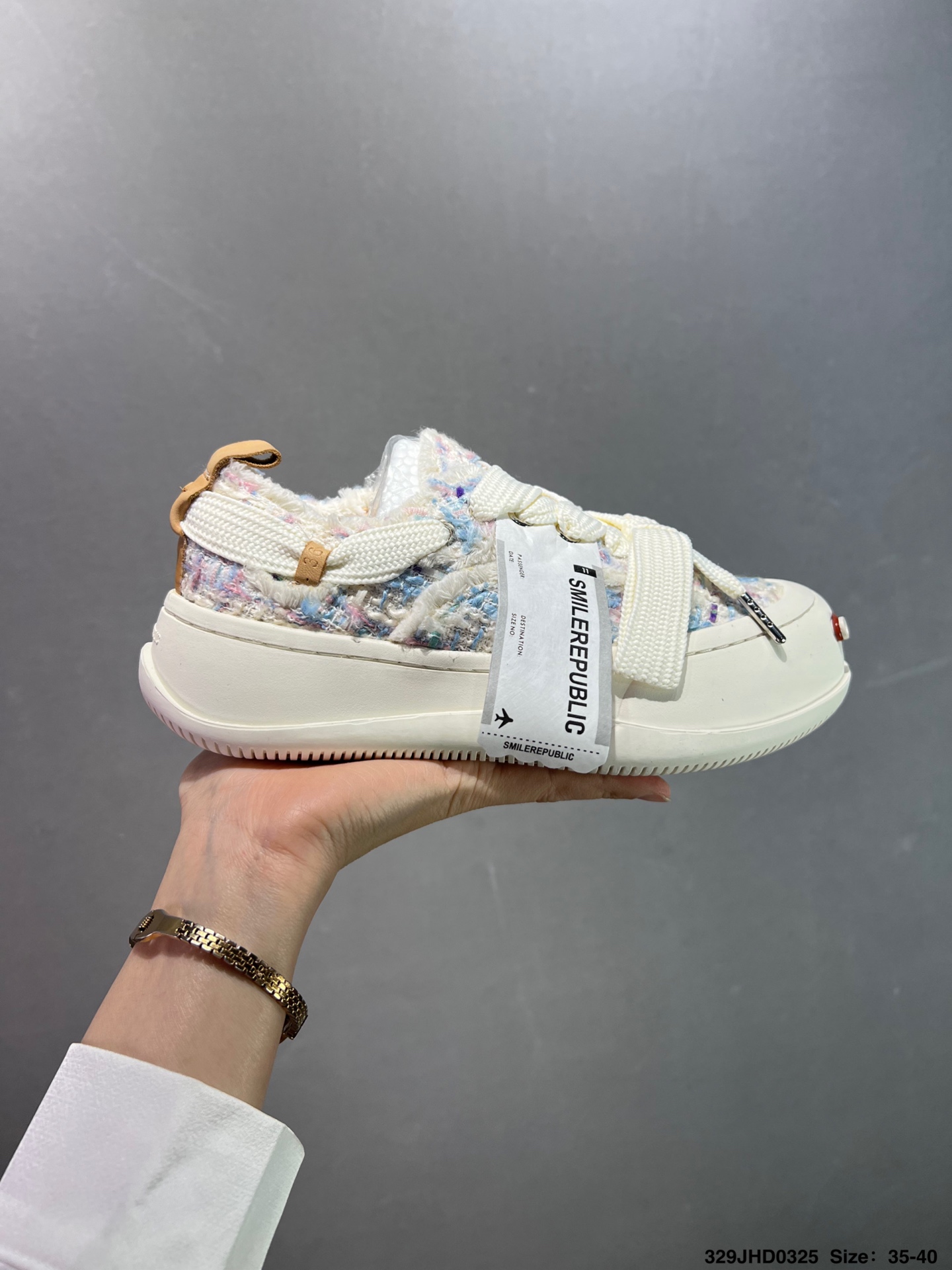 💰130
公司级✅采用原装定制高密度帆布革鞋面材质，超软水染牛皮内里/注塑成型鞋垫，4cm厘米外增高效果橡胶鞋底❗️徐璐,李晨,檀健次同款,新晋街头鞋履品牌SMILEREPUBLIC Canvas Mule Sneakers Low 松糕厚底增高低帮反系带一脚蹬乞丐风帆布露跟板鞋 

类型：男女鞋
码数：35 36 37 38 39 40 41 42 43 44
ID：329JHD0325